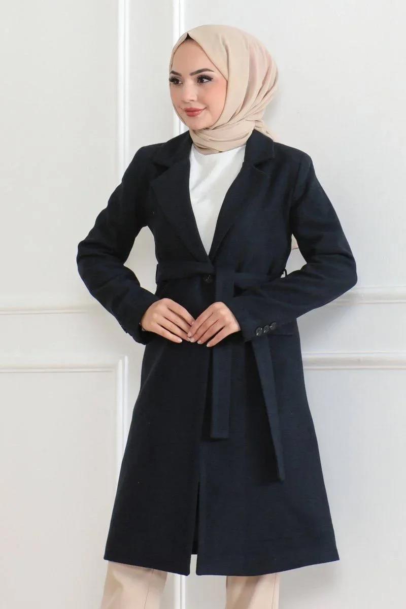Kadın Kaşe Kaban – Uzun Boy Kruvaze Yaka, Kuşaklı Tesettür Kışlık Kaban, Astarlı Şık Yünlü Dokuma Oversize Rahat Kalıp, Cepli Modern Kaşe Mont Modeli - Lacivert
