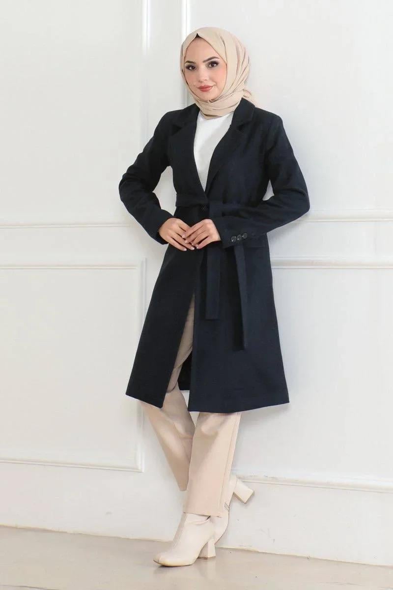 Kadın Kaşe Kaban – Uzun Boy Kruvaze Yaka, Kuşaklı Tesettür Kışlık Kaban, Astarlı Şık Yünlü Dokuma Oversize Rahat Kalıp, Cepli Modern Kaşe Mont Modeli - Lacivert