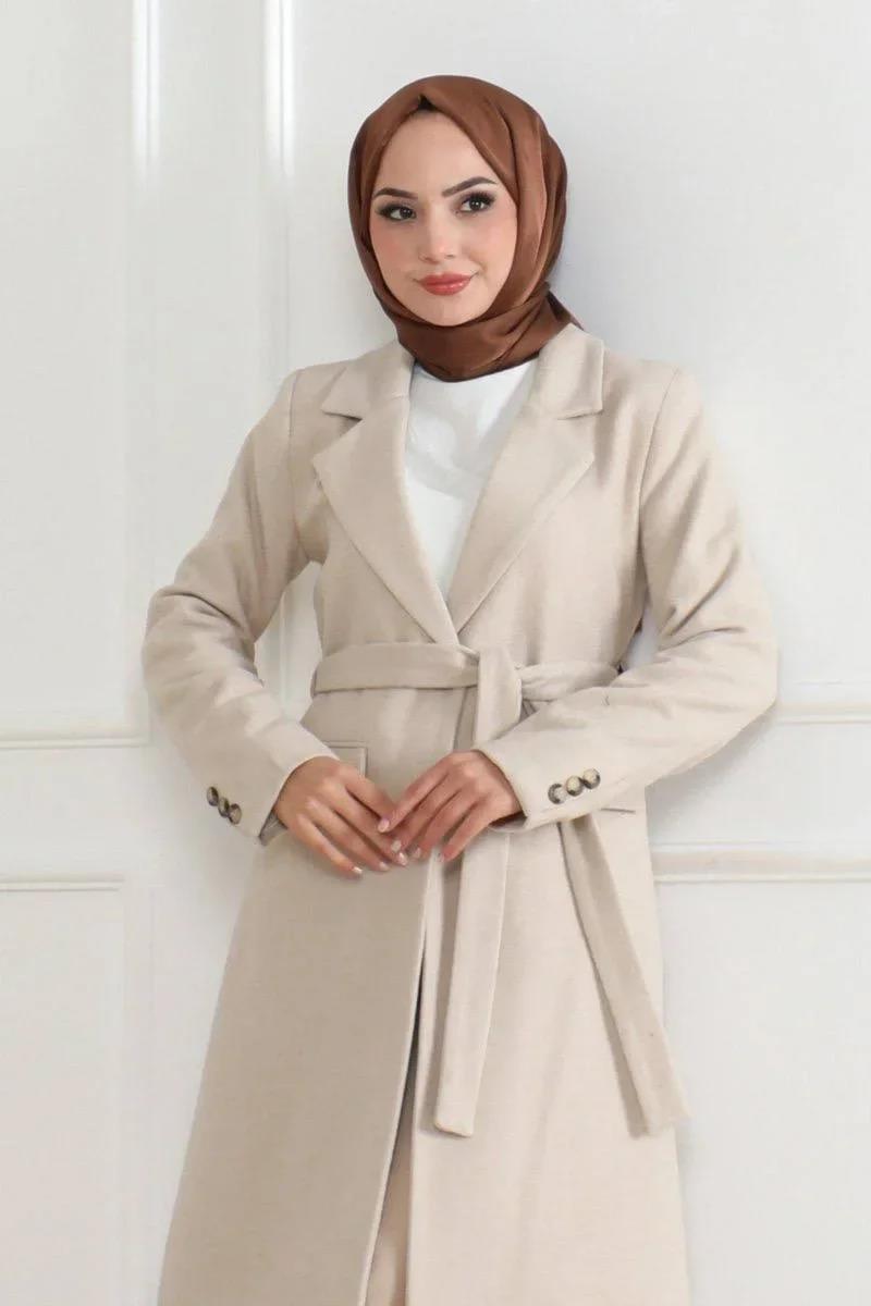 Kadın Kaşe Kaban – Uzun Boy Kruvaze Yaka, Kuşaklı Tesettür Kışlık Kaban, Astarlı Şık Yünlü Dokuma Oversize Rahat Kalıp, Cepli Modern Kaşe Mont Modeli - Bej