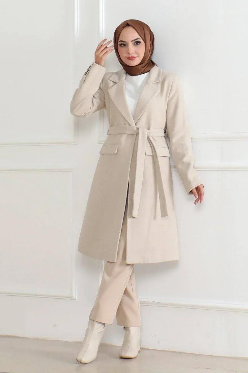 Kadın Kaşe Kaban – Uzun Boy Kruvaze Yaka, Kuşaklı Tesettür Kışlık Kaban, Astarlı Şık Yünlü Dokuma Oversize Rahat Kalıp, Cepli Modern Kaşe Mont Modeli - Bej