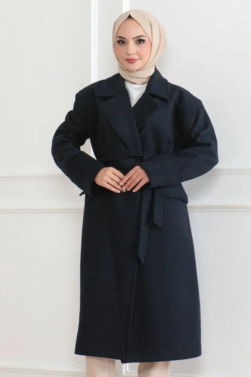 Kadın Kaşe Kaban – Uzun Boy Kruvaze Yaka Kuşaklı Tesettür Kaşe Kışlık Kaban, Astarlı Şık Yünlü Dokuma Oversize Rahat Kalıp Cepli Düğmeli Modern Kap Modeli - Lacivert