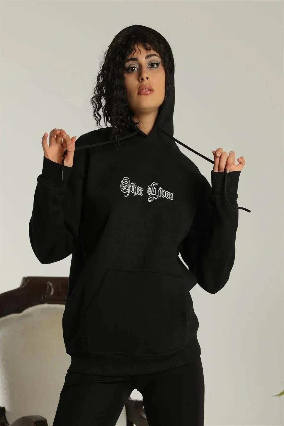 Kadın Oversize Üç İplik Kapüşonlu Sweatshirt – Siyah “Other Lives” Ön ve Arka Baskılı, Şardonlu Kışlık, Rahat Günlük Model Siiyah