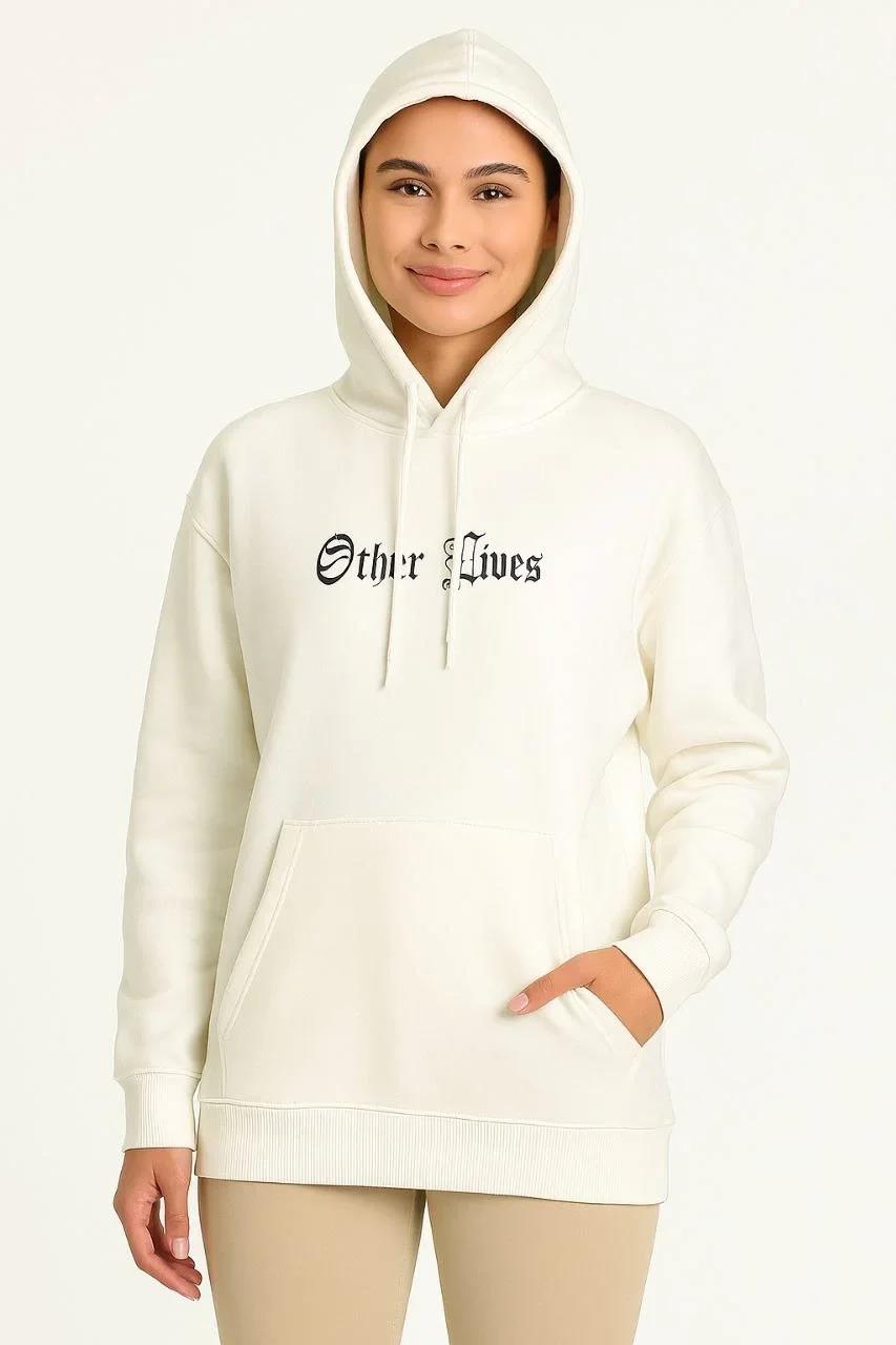 Kadın Oversize Üç İplik Şardonlu Kapüşonlu Sweatshirt – Beyaz “Other Lives” Ön ve Arka Baskılı, Kanguru Cepli, Ribanalı Rahat Kışlık Model Beyaz