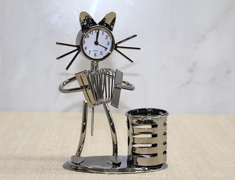 Metal Akordiyon Çalan Müzisyen Kedi Saat Ve Kalemlik