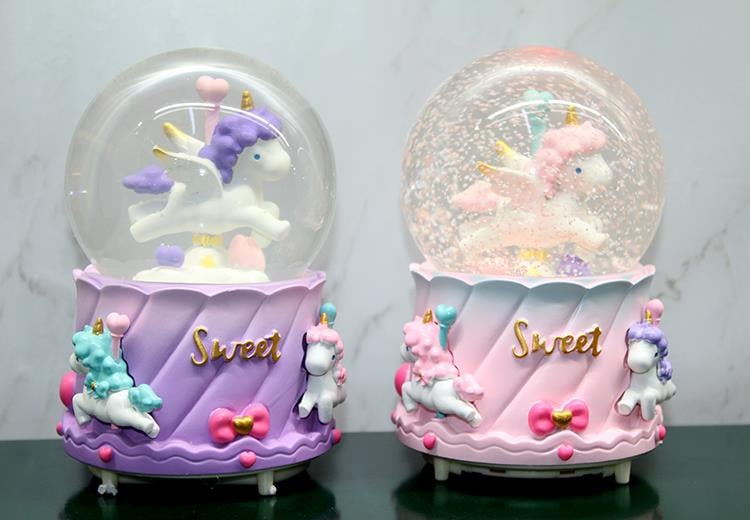 Unicorn İçi Dönmeli Püskürtmeli Işıklı Müzikli Kar Küresi Büyük Boy