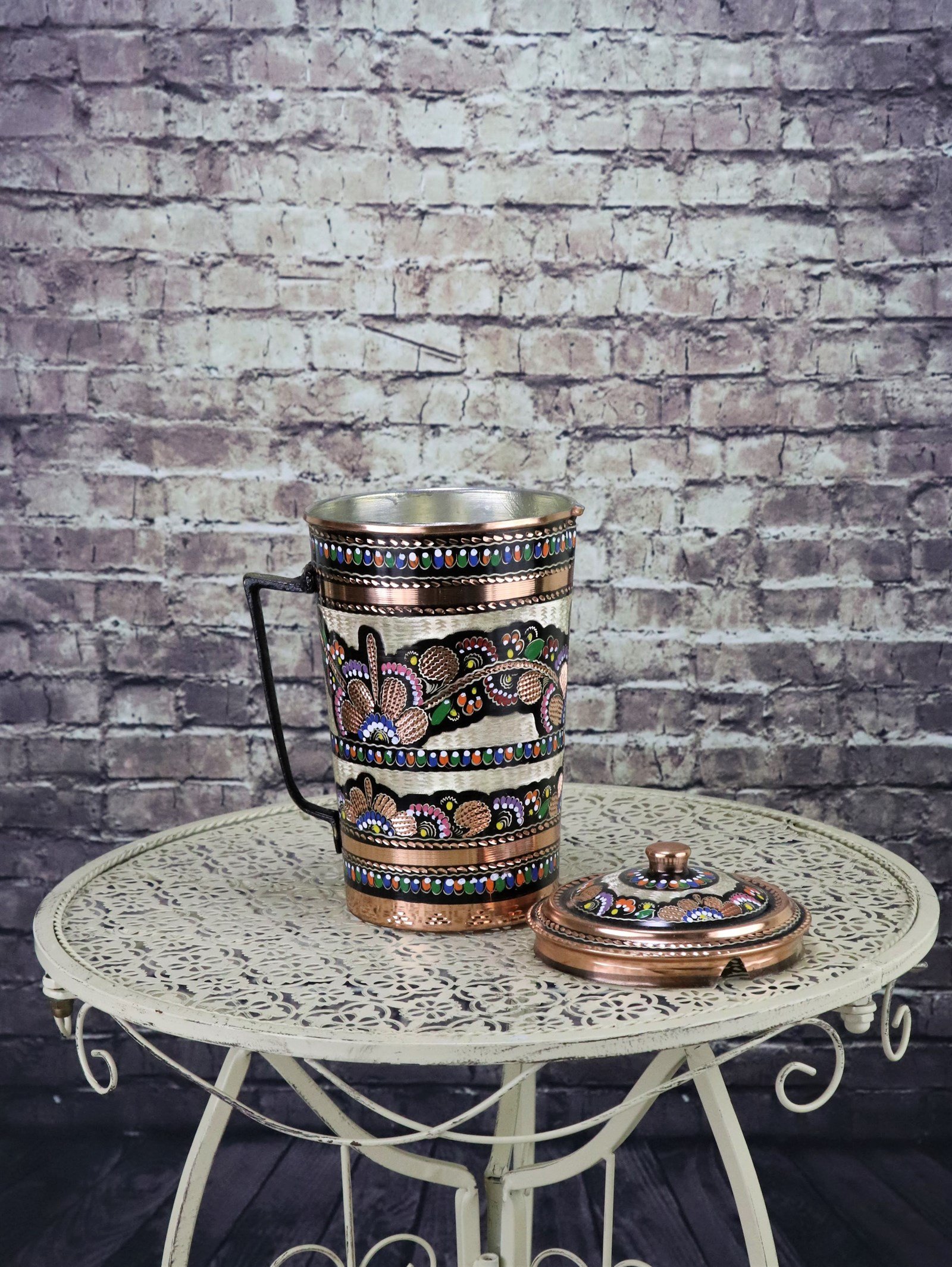 Bakır Sürahi ve MaşrabaSonay BakırcılıkGül Çiçek Dik Model İşlemeli Kapaklı Bakır Sürahi