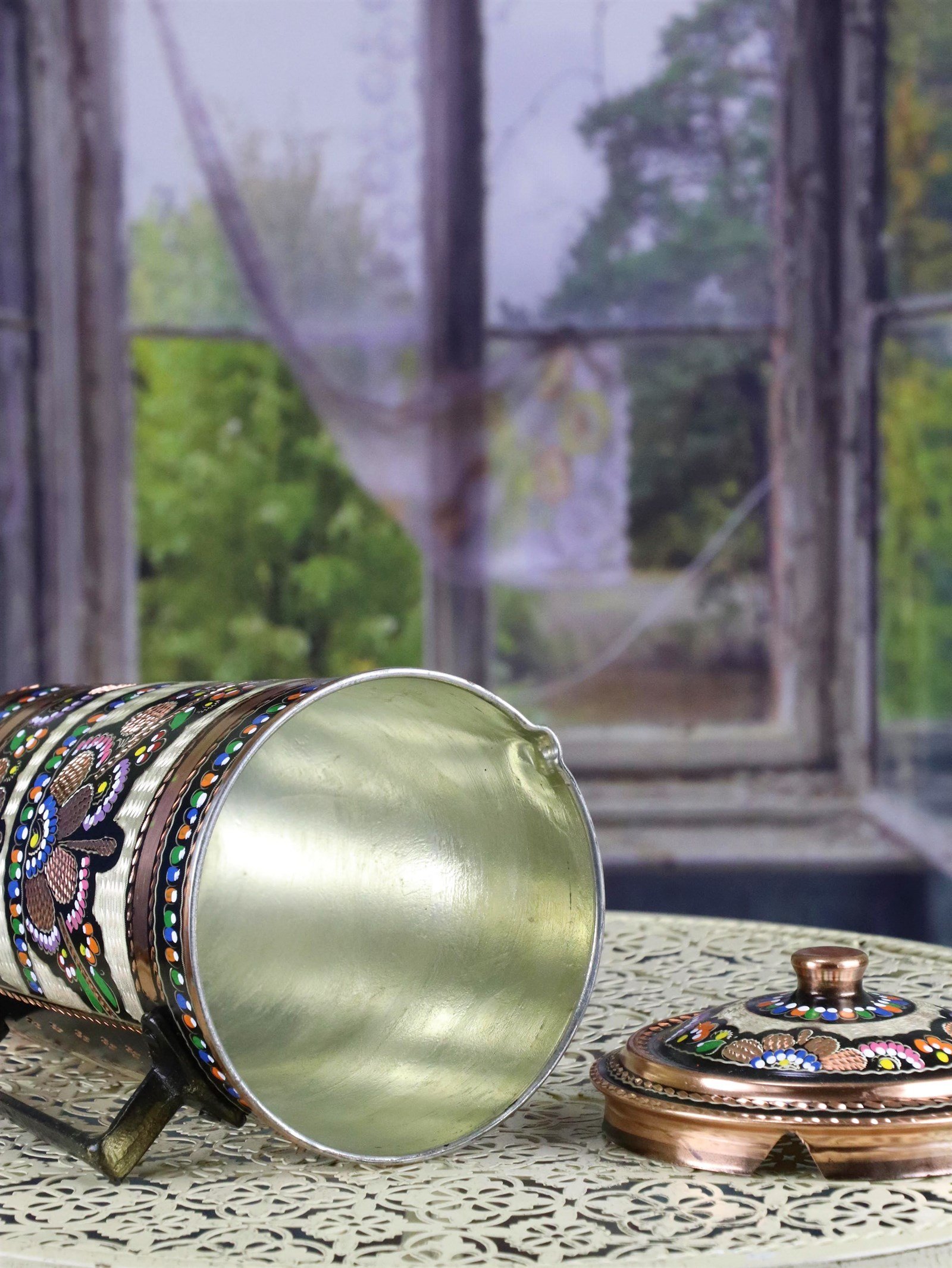 Bakır Sürahi ve MaşrabaSonay BakırcılıkGül Çiçek Dik Model İşlemeli Kapaklı Bakır Sürahi