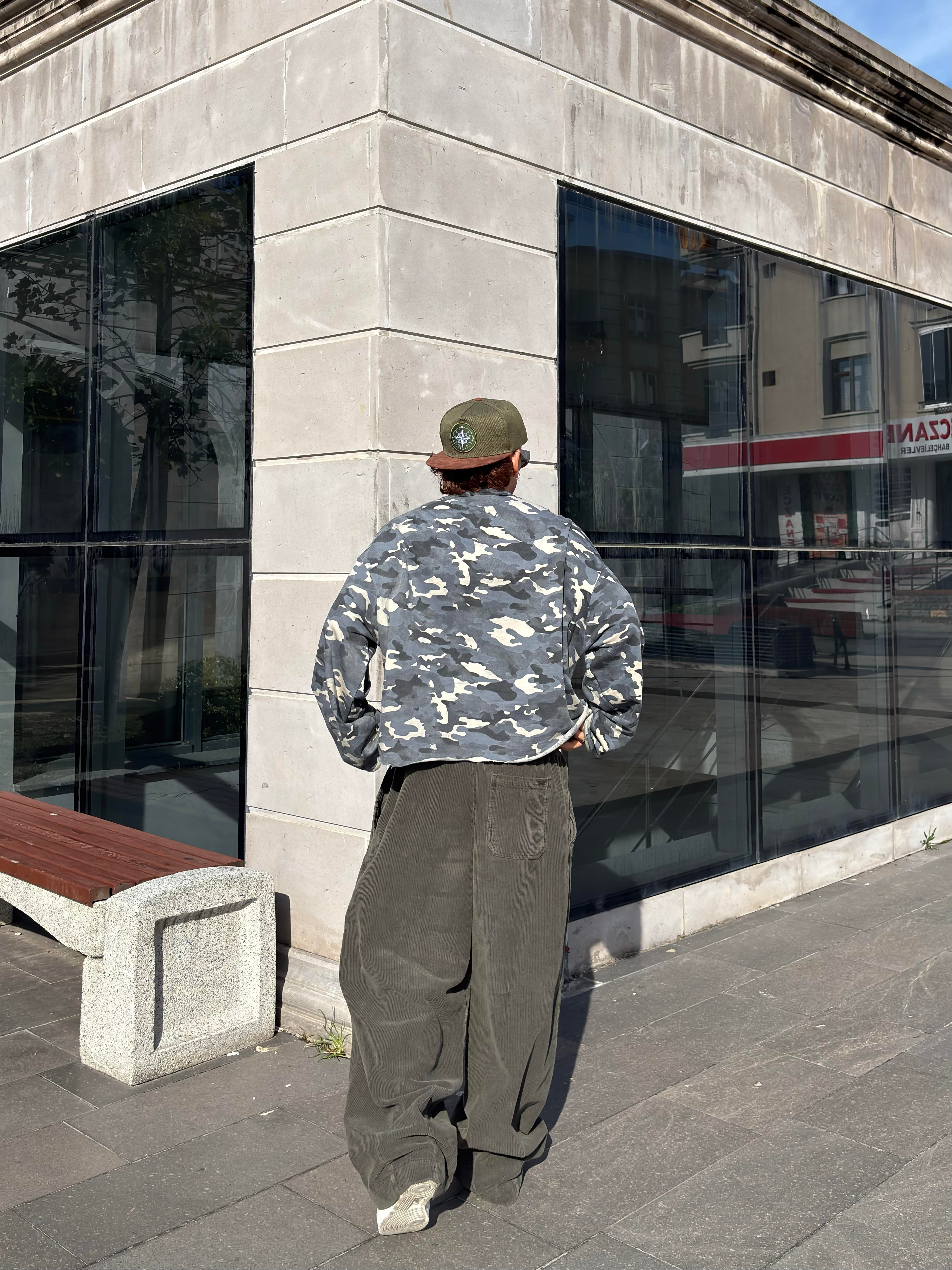 Camouflage Boxy Fit Cut-Off Sweatshirt