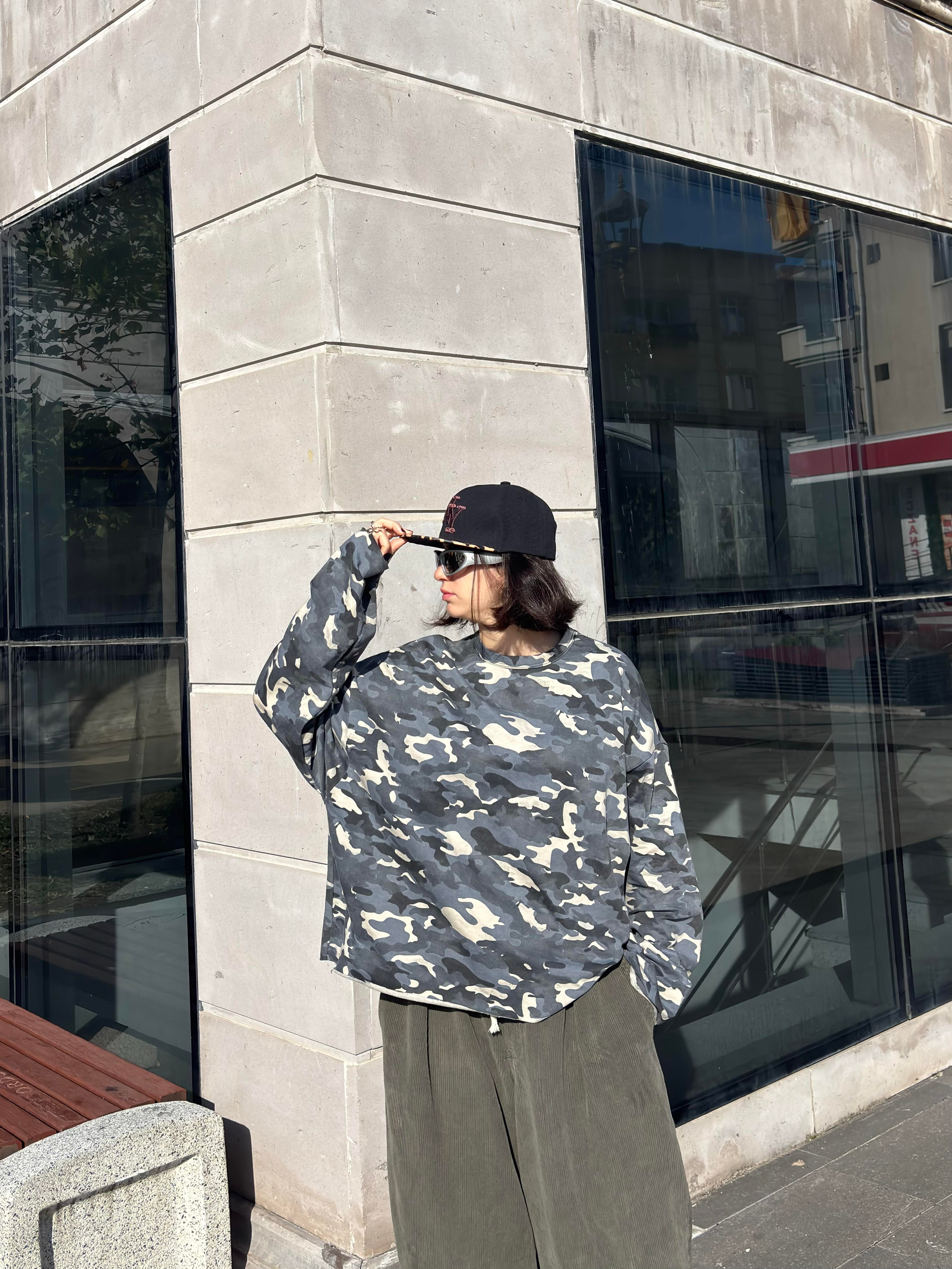 Camouflage Boxy Fit Cut-Off Sweatshirt