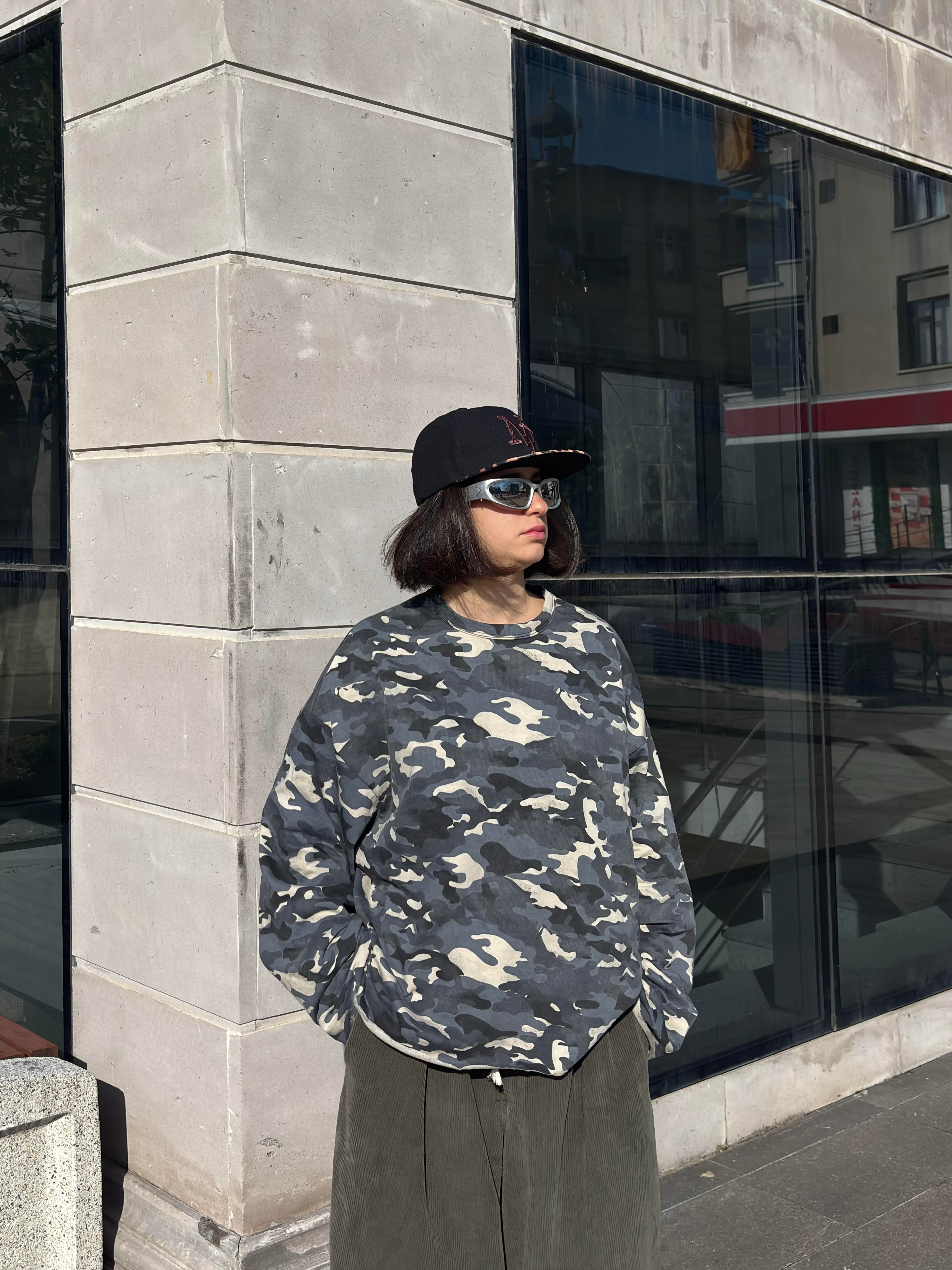 Camouflage Boxy Fit Cut-Off Sweatshirt