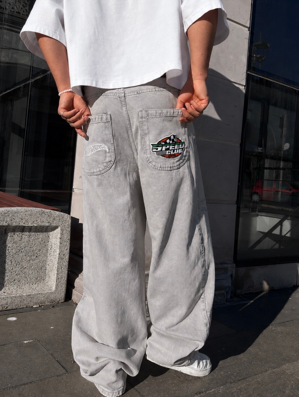 Gri-Krem Yıkamalı Ton Nakışlı Denim Jean