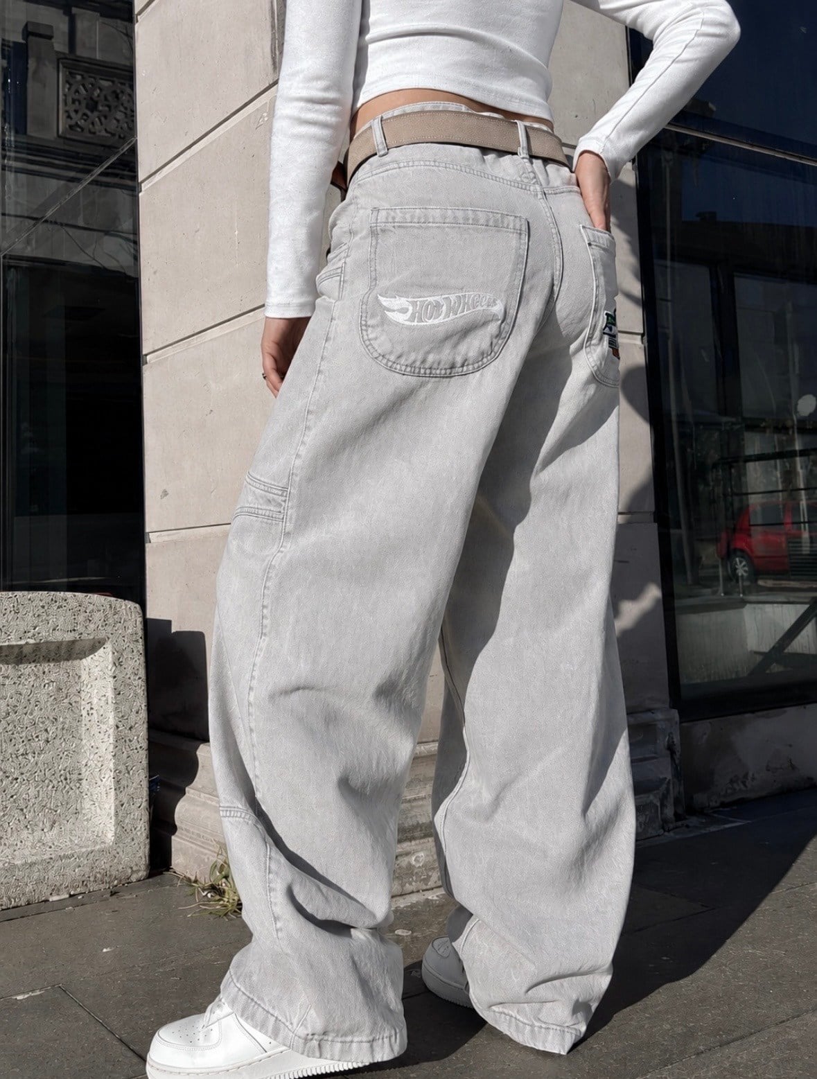 Gri-Krem Yıkamalı Ton Nakışlı Denim Jean