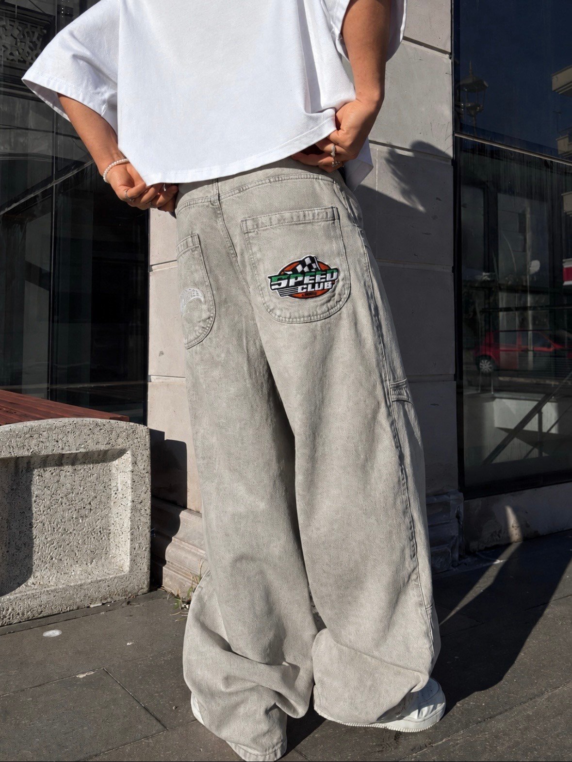 Gri-Krem Yıkamalı Ton Nakışlı Denim Jean