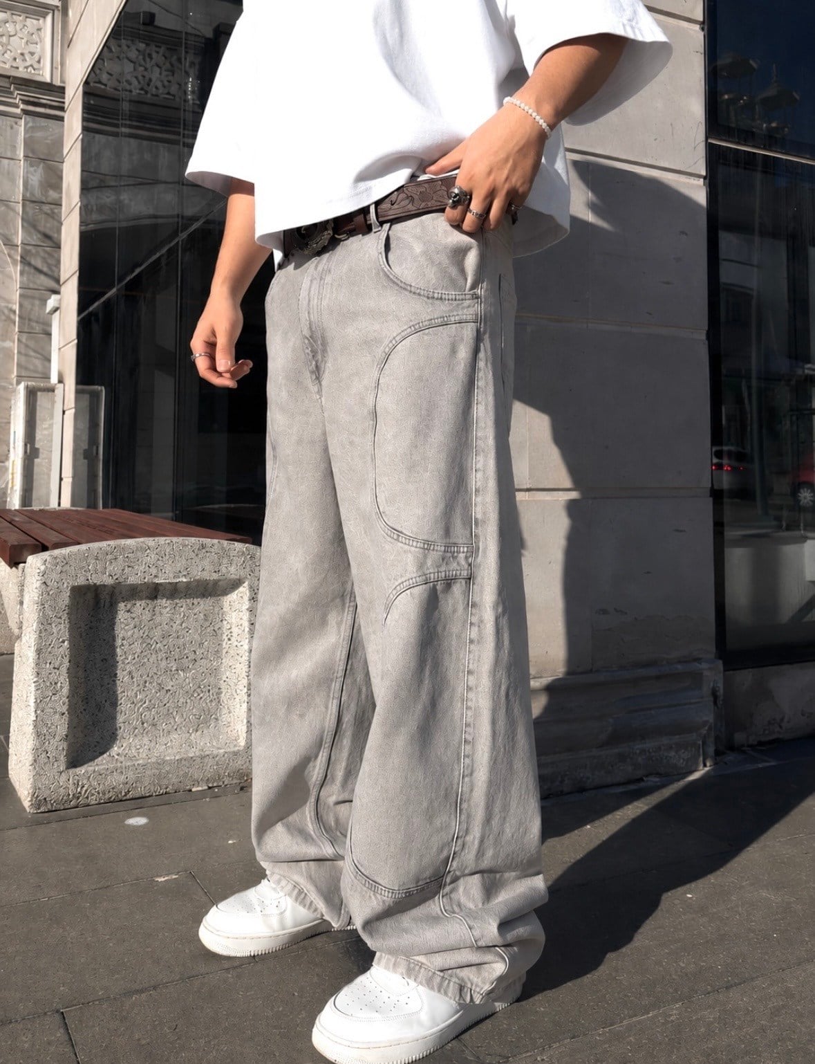 Gri-Krem Yıkamalı Ton Nakışlı Denim Jean