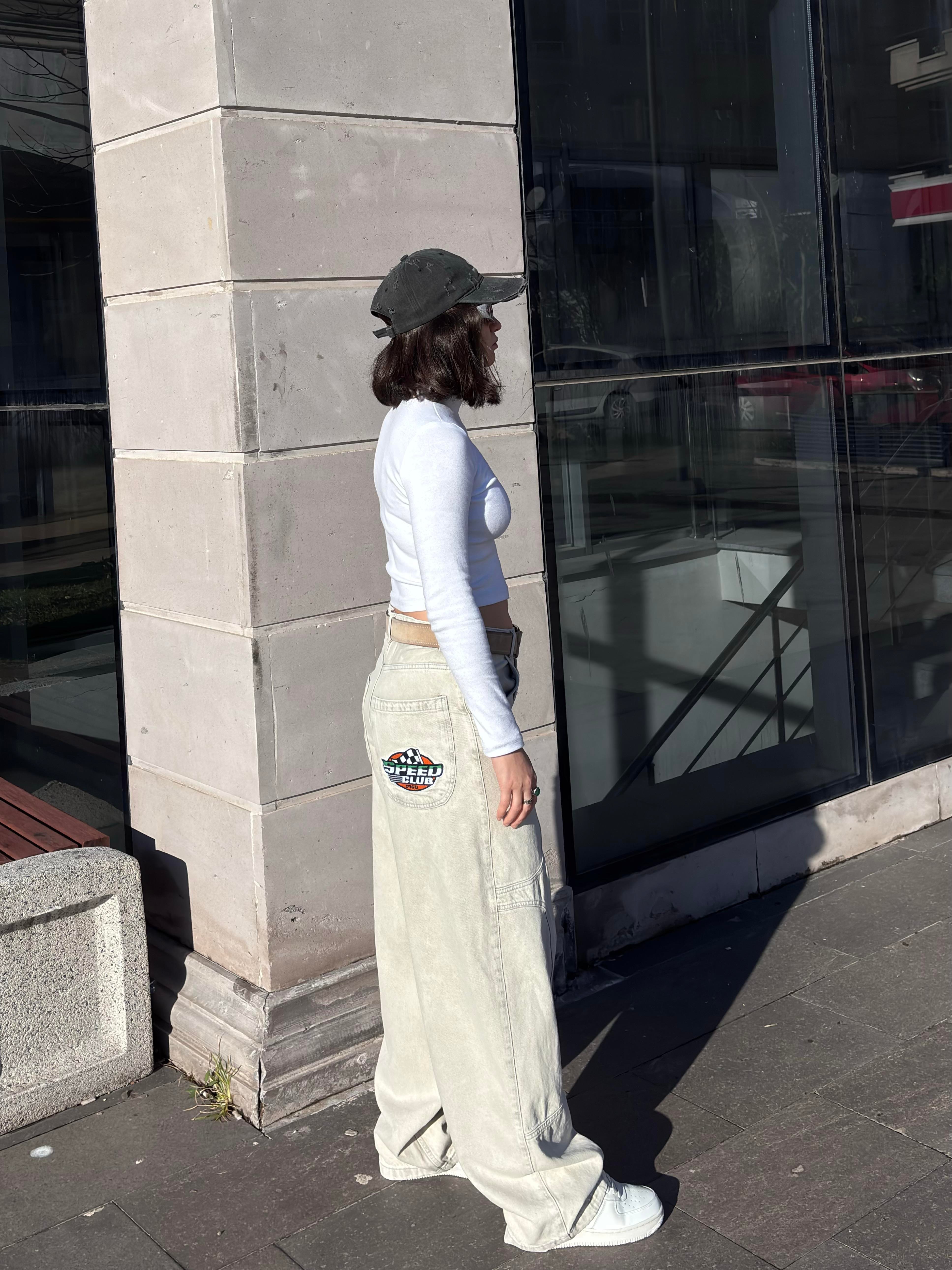 Gri-Krem Yıkamalı Ton Nakışlı Denim Jean