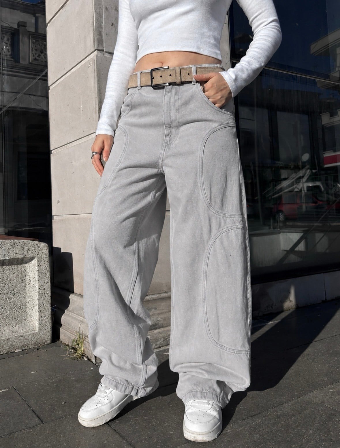 Gri-Krem Yıkamalı Ton Nakışlı Denim Jean