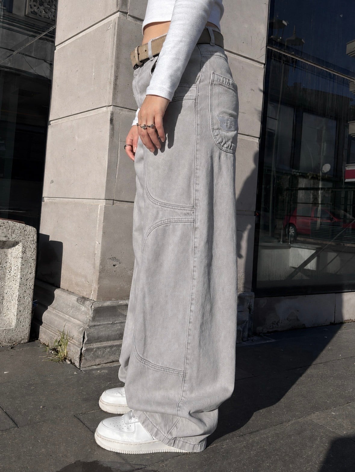 Gri-Krem Yıkamalı Ton Nakışlı Denim Jean