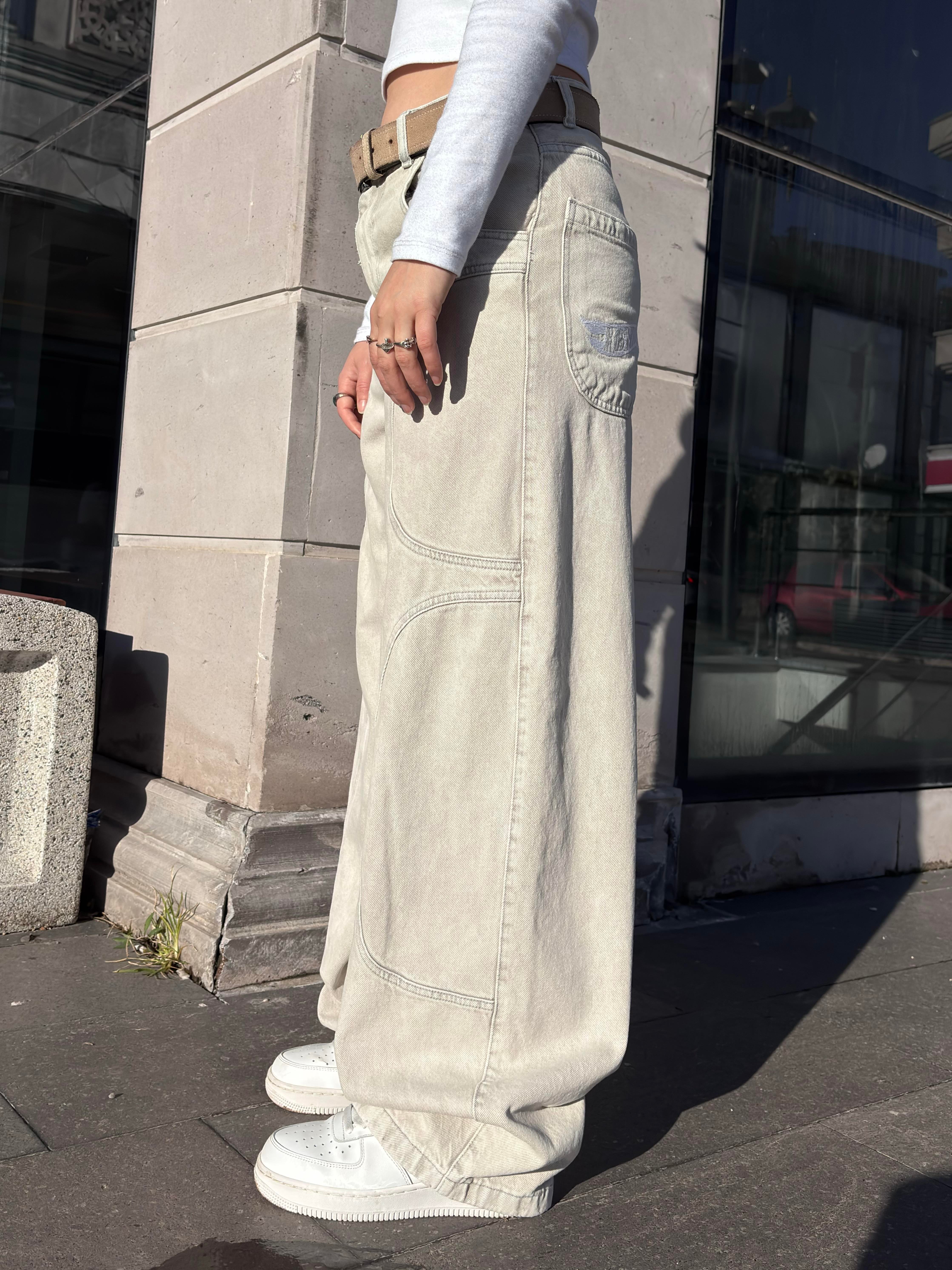 Gri-Krem Yıkamalı Ton Nakışlı Denim Jean