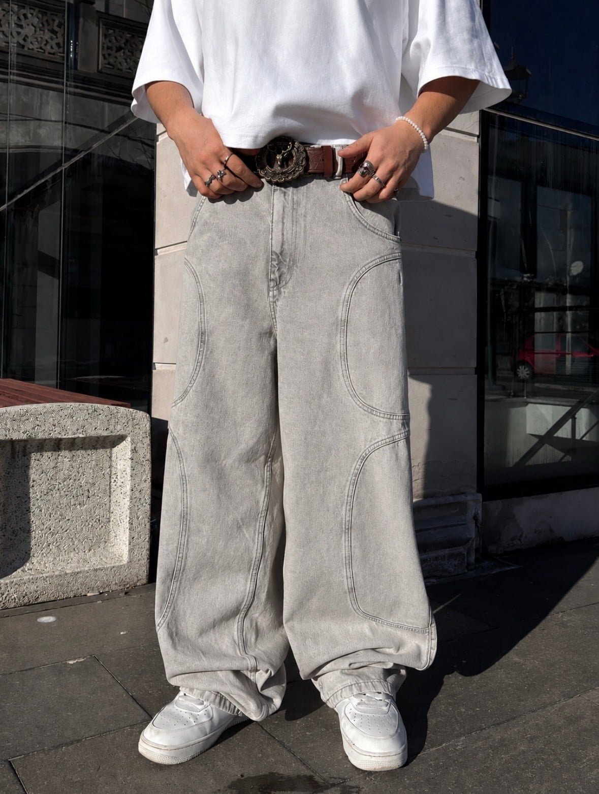Gri-Krem Yıkamalı Ton Nakışlı Denim Jean