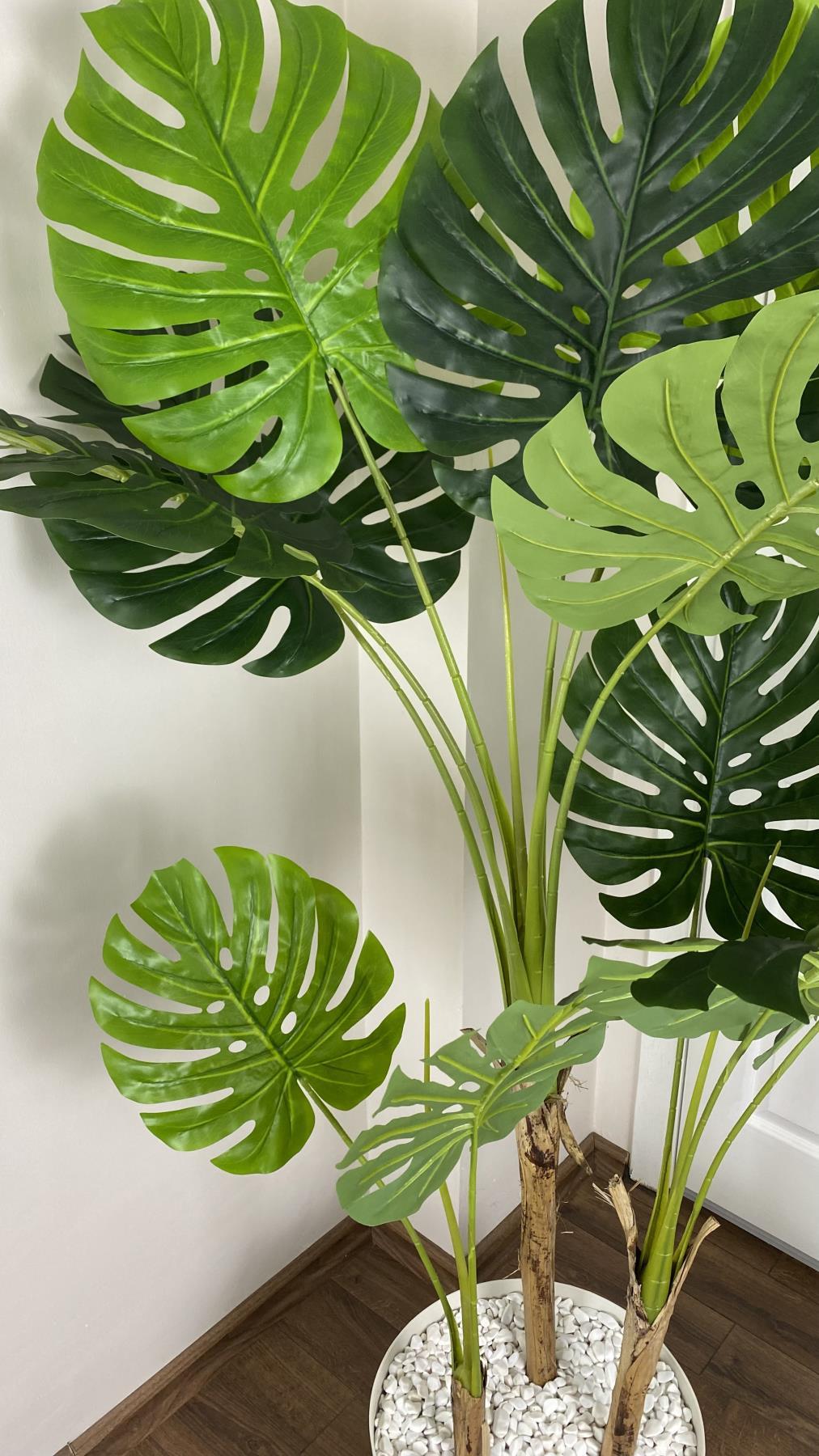 YAPAY AREKA-BÜYÜK BOY PALMİYE AĞACI 4 BAMBU GÖVDELİ VE MONSTERA-DEVETABANI AĞACI YALI SAKSIDA