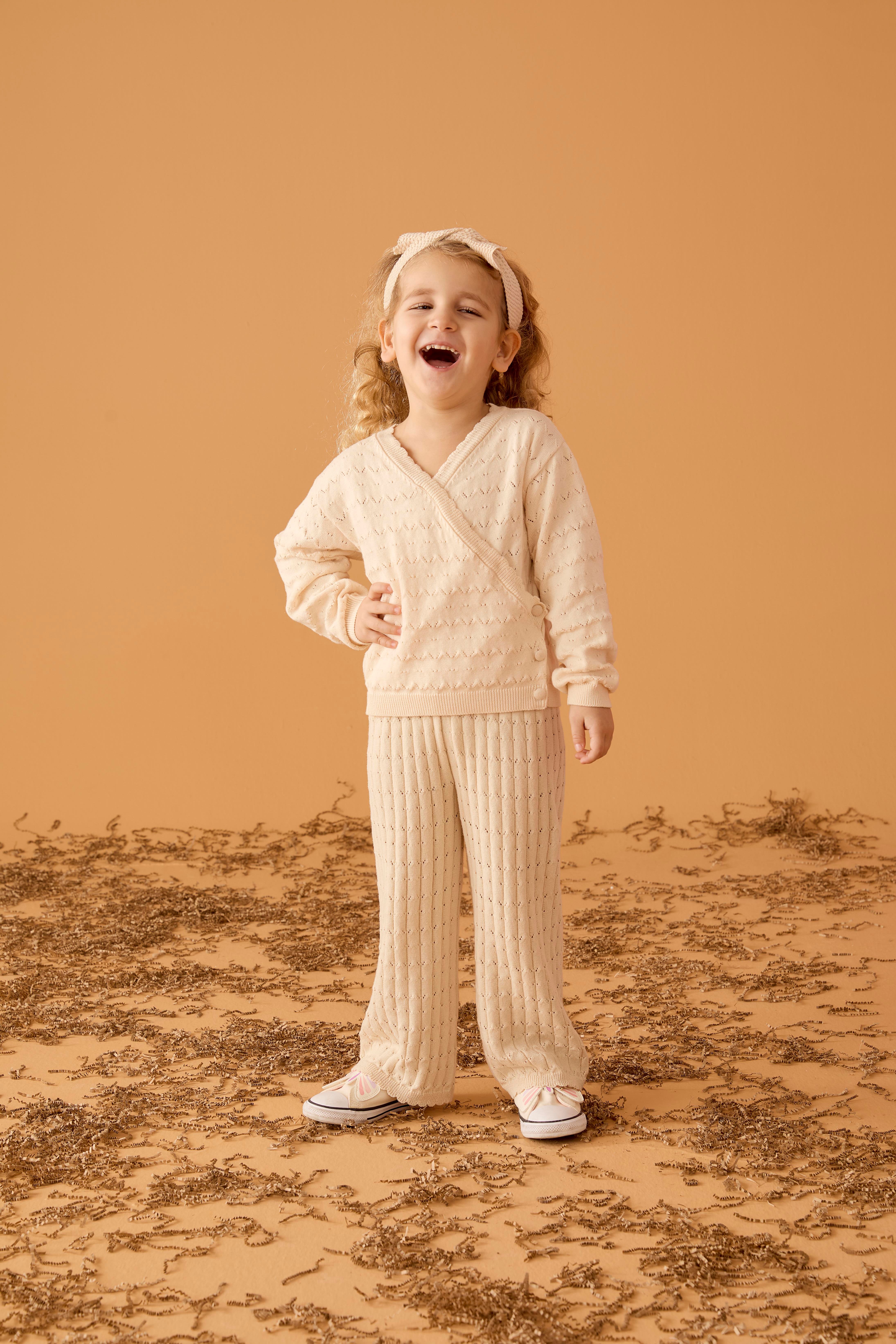 Bej Organik Pamuklu Dokuma Desenli İkili Triko Kruvaze Hırka ve Pantolon Kız Çocuk Takımı