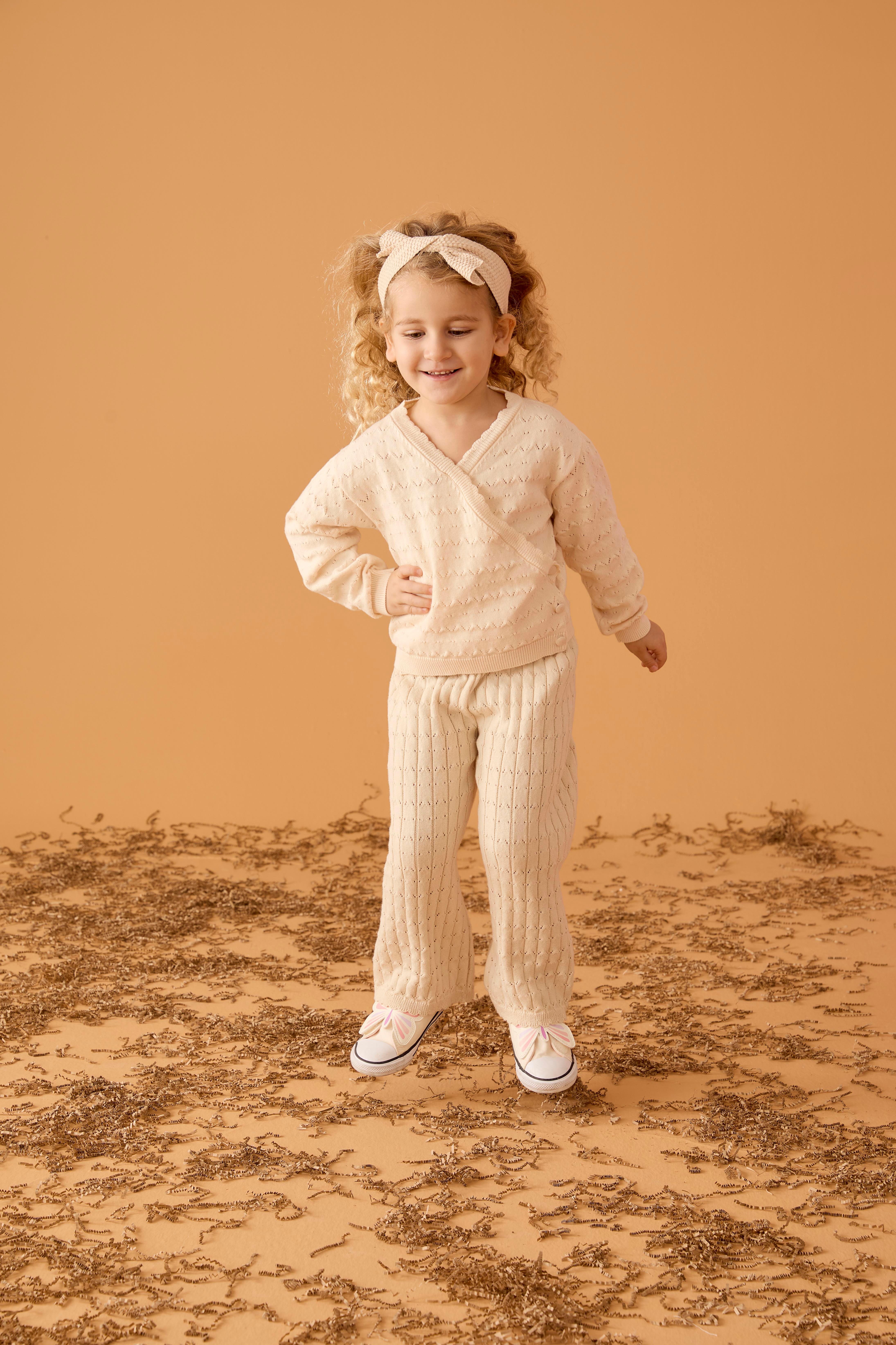 Bej Organik Pamuklu Dokuma Desenli İkili Triko Kruvaze Hırka ve Pantolon Kız Çocuk Takımı