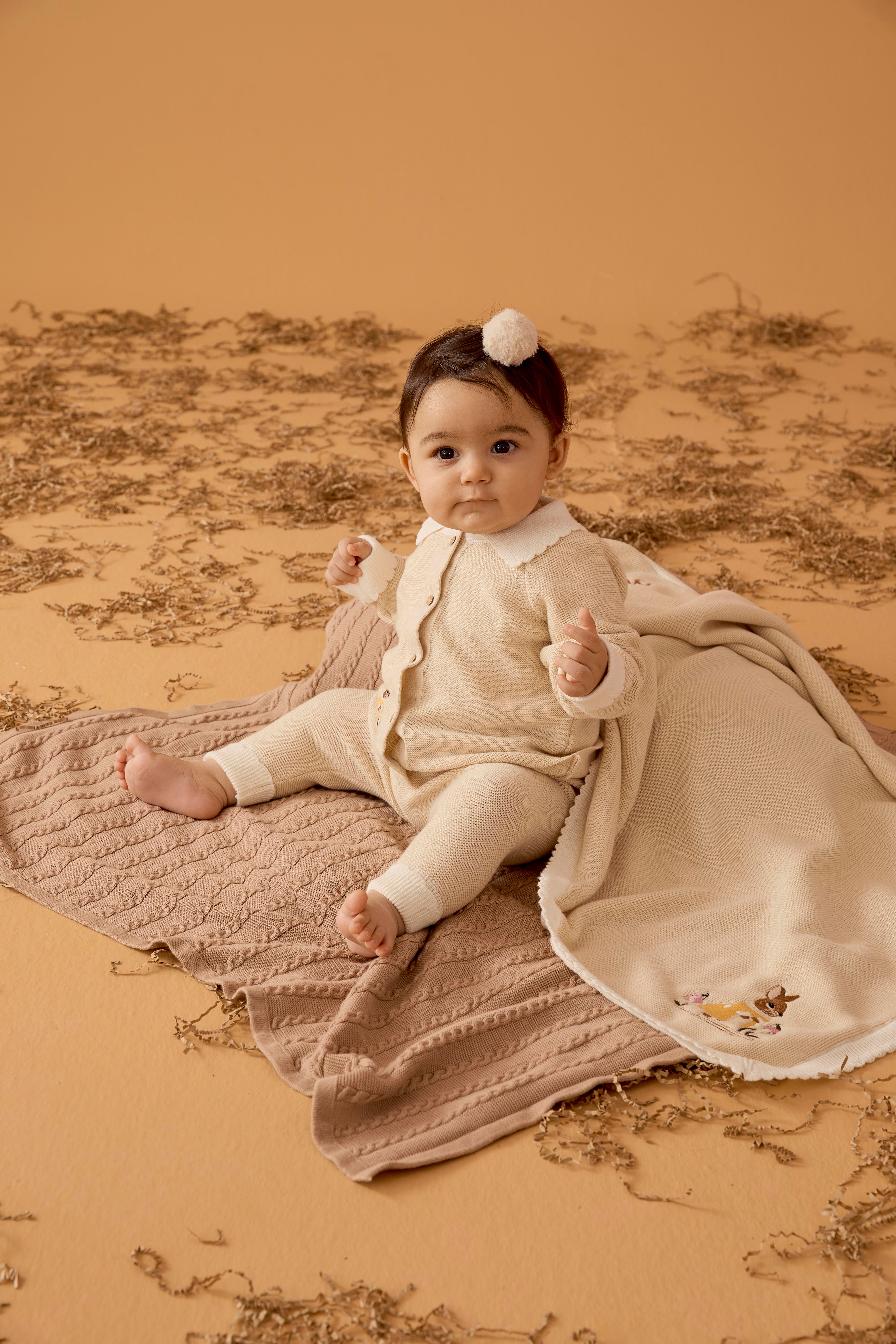 Bej Tavşan Nakışlı Düğmeli Organik Pamuk Triko Kız Bebek Hırka ve Pantolon Takım 