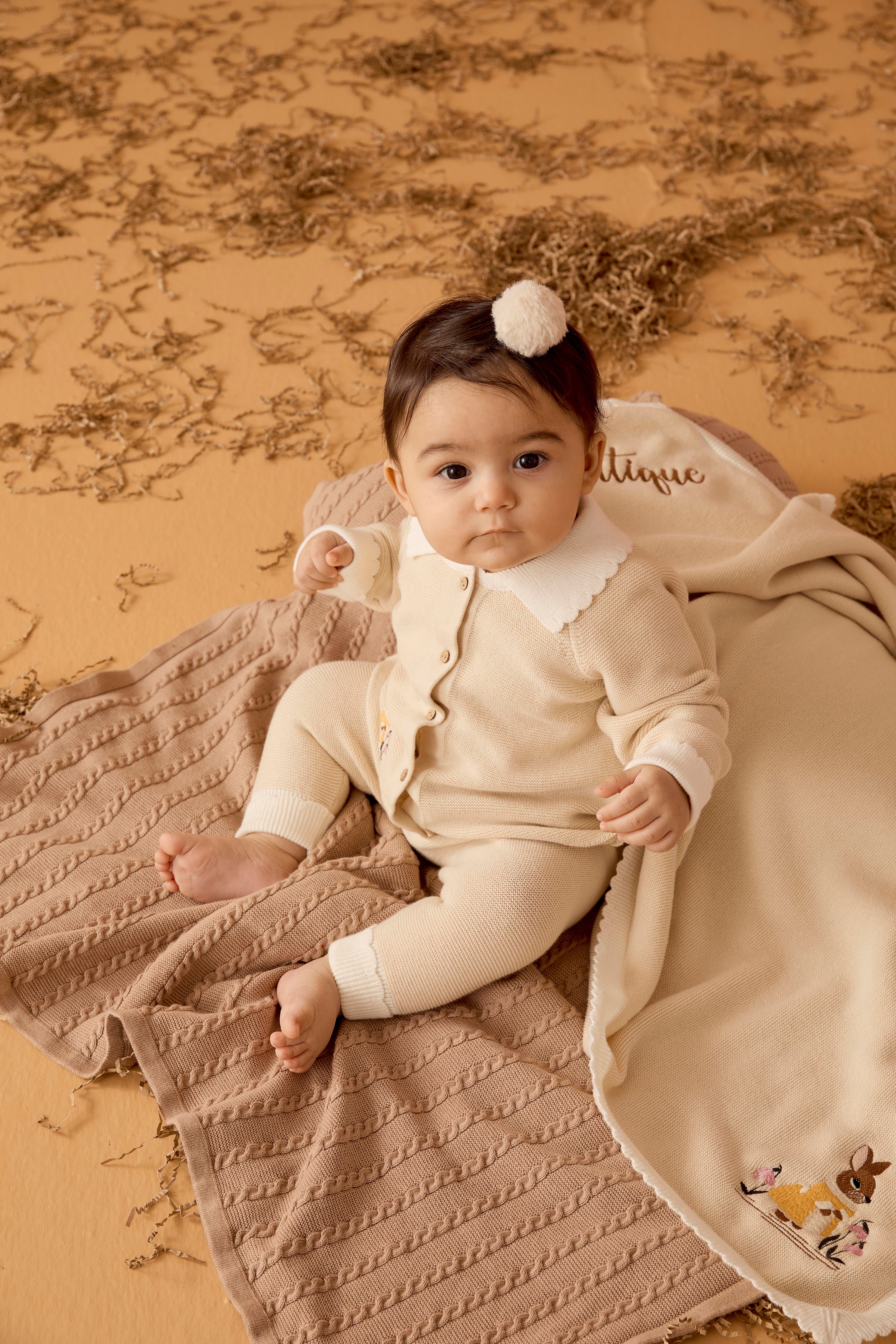 Bej Tavşan Nakışlı Düğmeli Organik Pamuk Triko Kız Bebek Hırka ve Pantolon Takım 