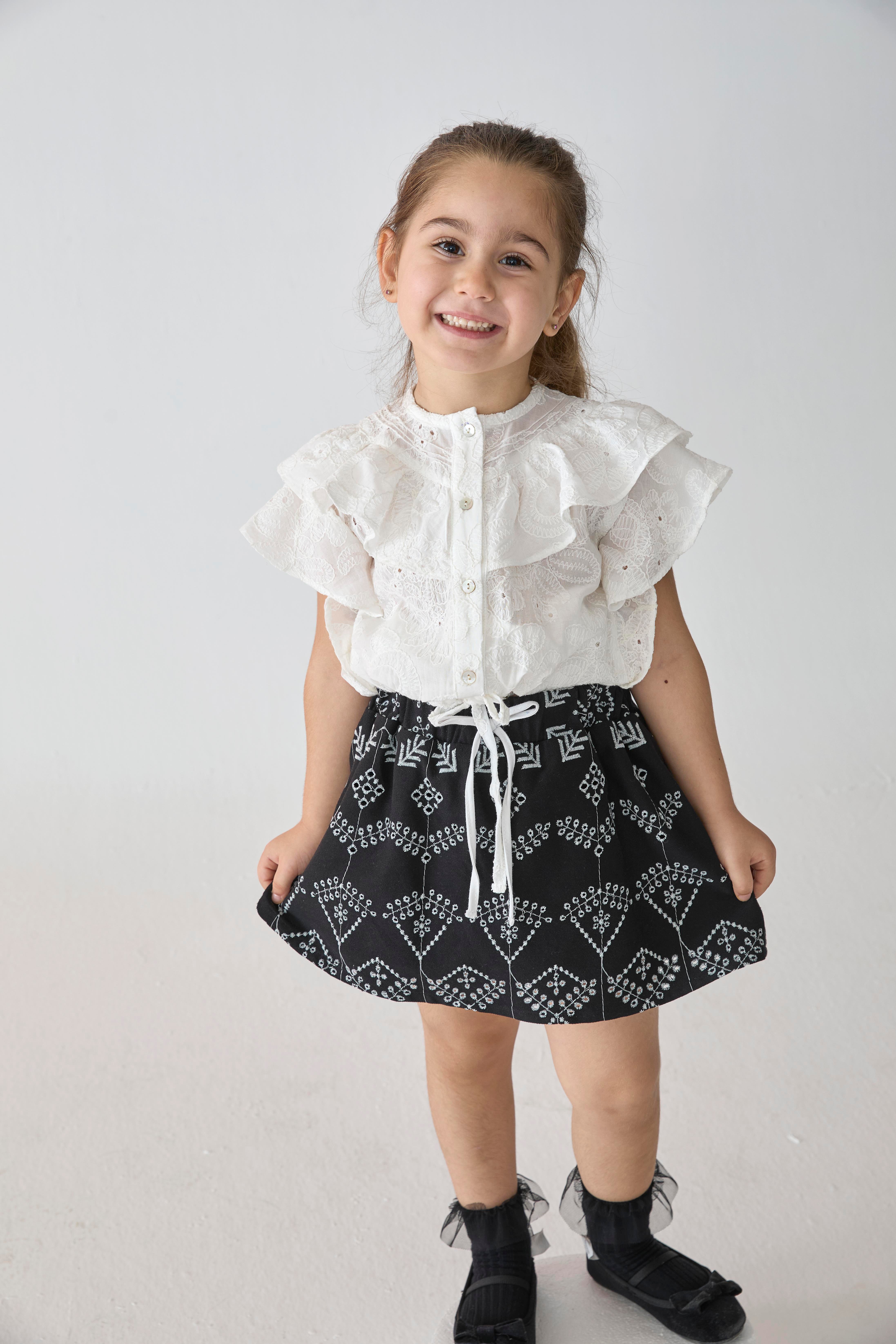 Beyaz Brode Çiçek Desenli Fırfırlı Pamuklu Kız Çocuk Gömlek