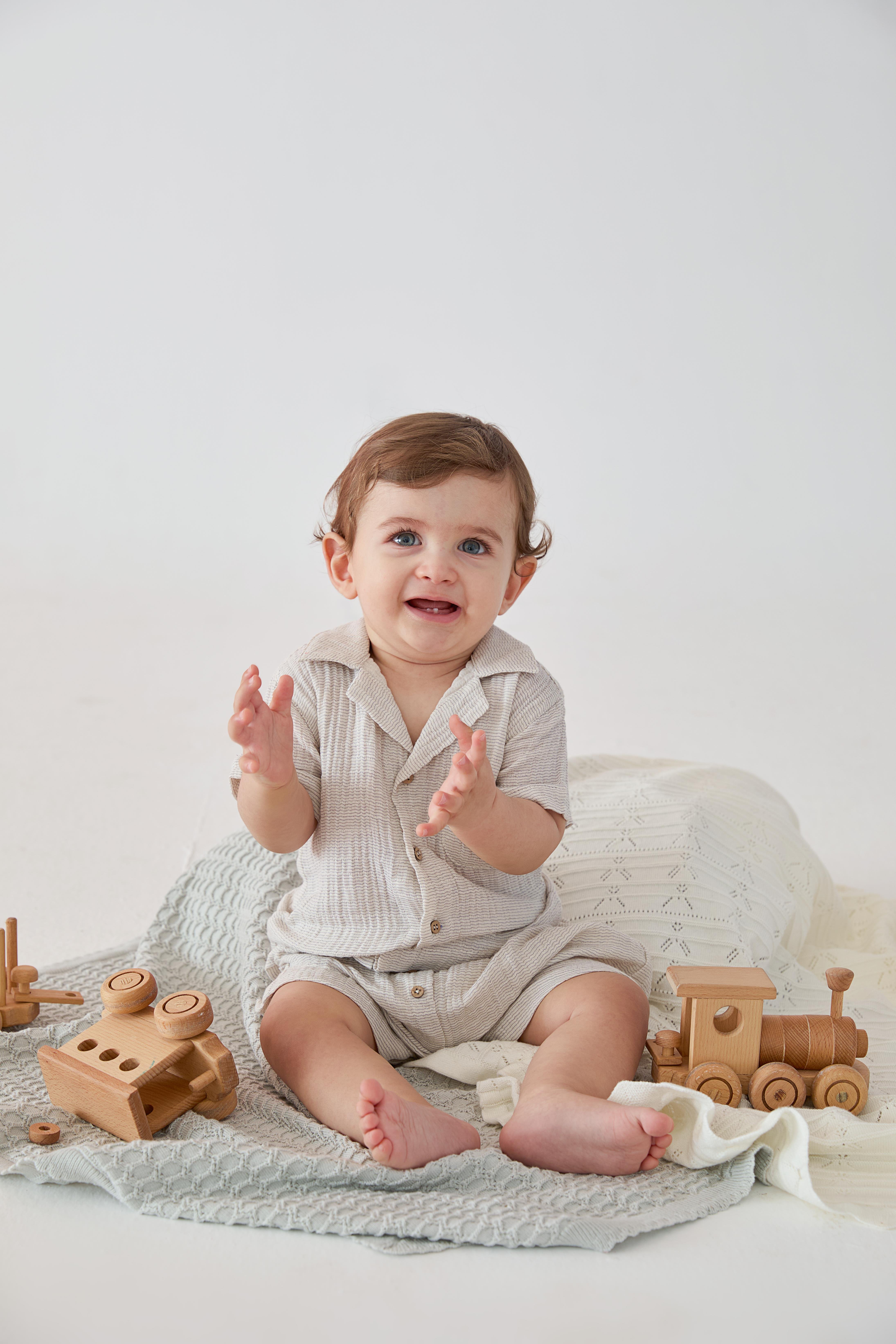 Beyaz Hayvan Desenli Organik Pamuk Şortlu Erkek Çocuk Takım