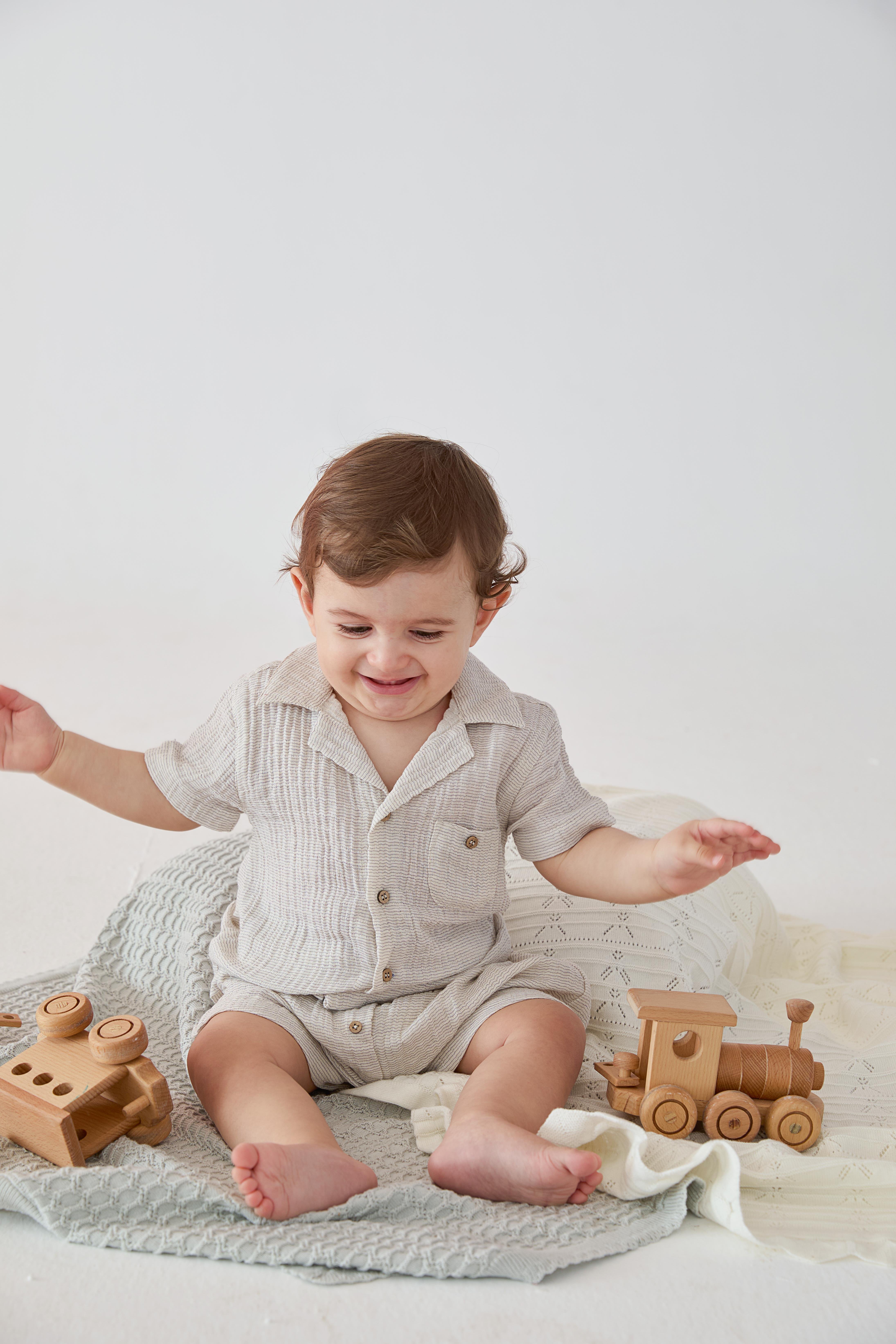 Beyaz Hayvan Desenli Organik Pamuk Şortlu Erkek Çocuk Takım