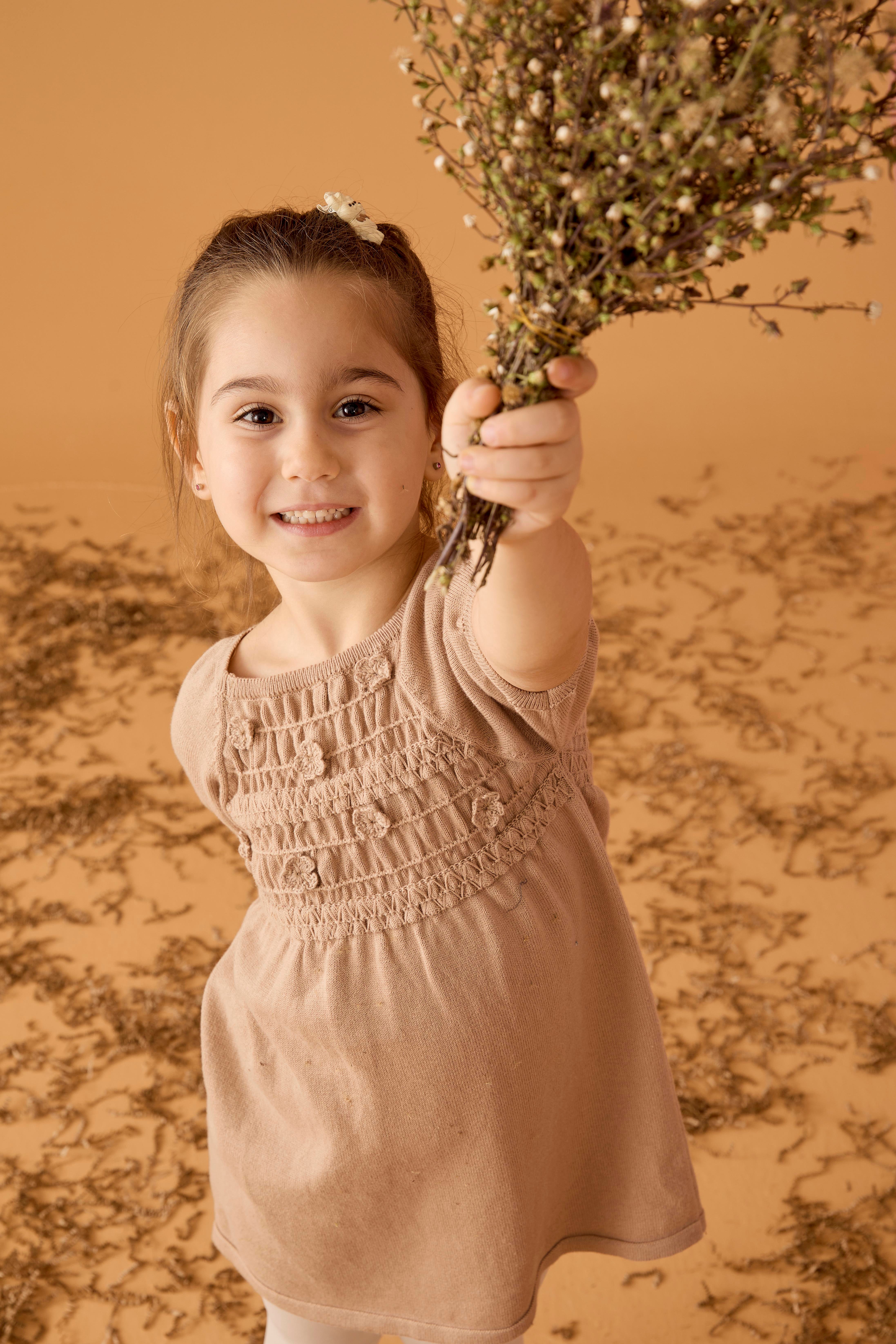 Kahverengi Çiçek Detaylı Gipeli Organik Pamuk Triko Kız Çocuk Elbise