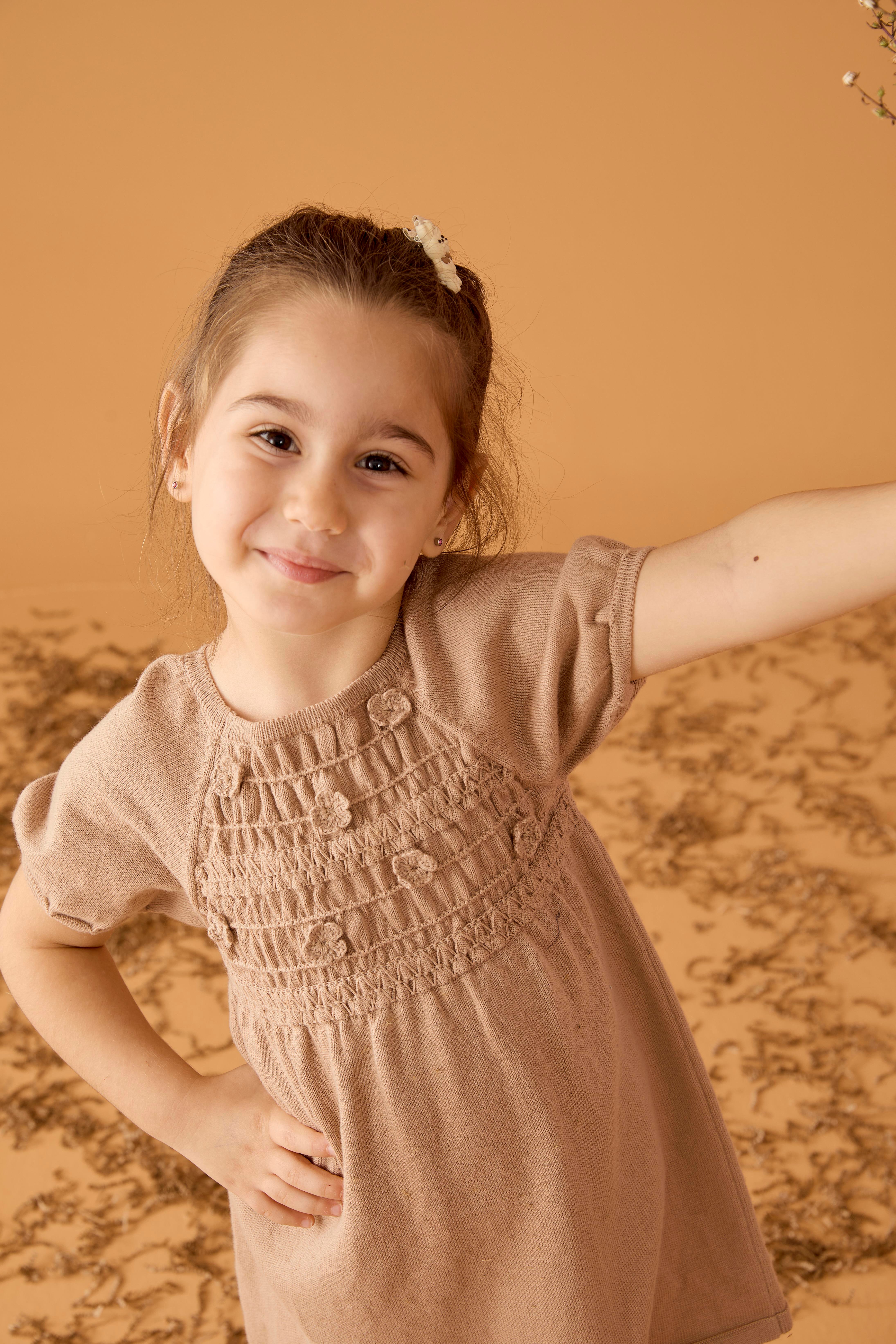 Kahverengi Çiçek Detaylı Gipeli Organik Pamuk Triko Kız Çocuk Elbise