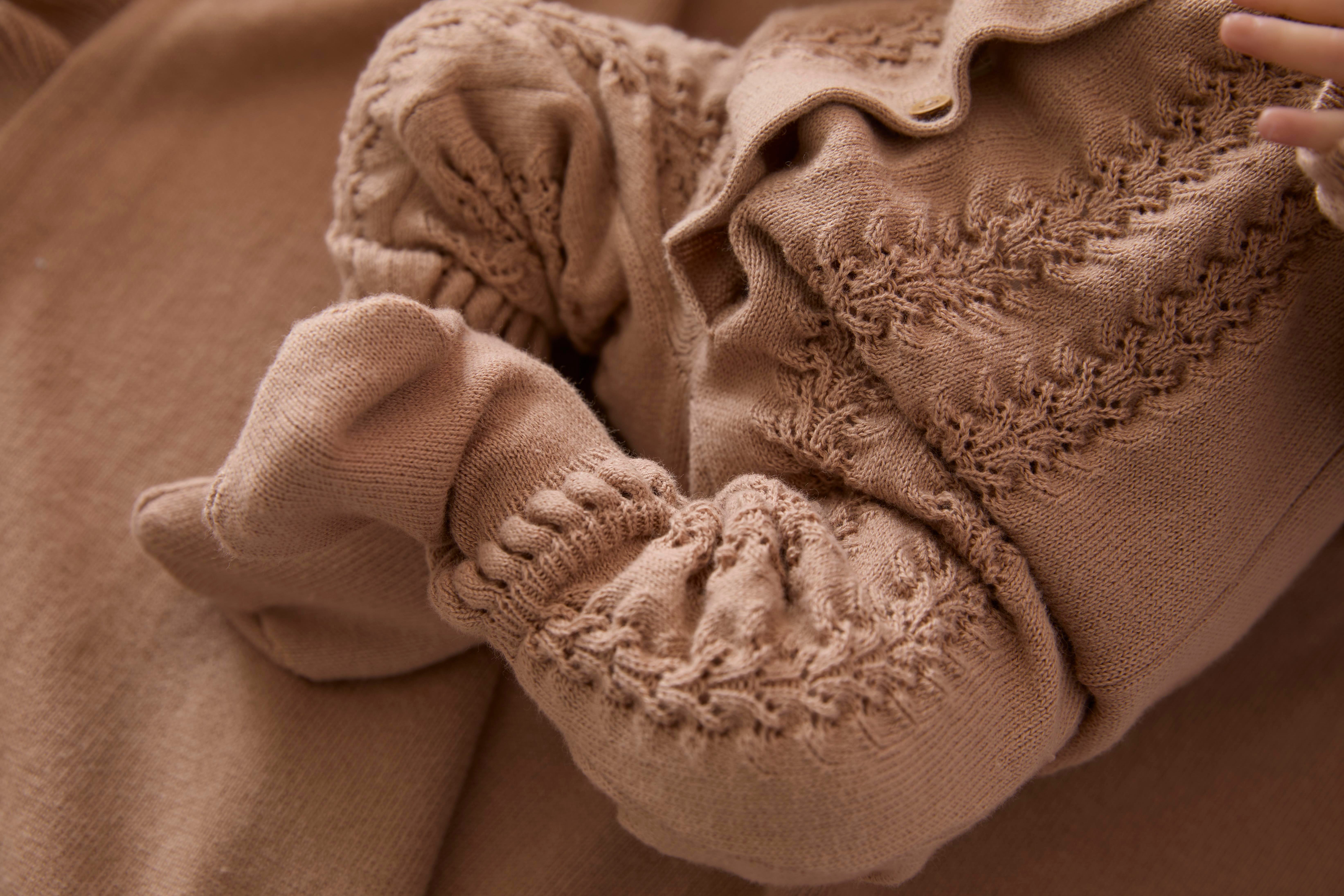 Kahverengi Kolları Fırfırlı Triko Organik Pamuk Kız Bebek Tulum Takımı