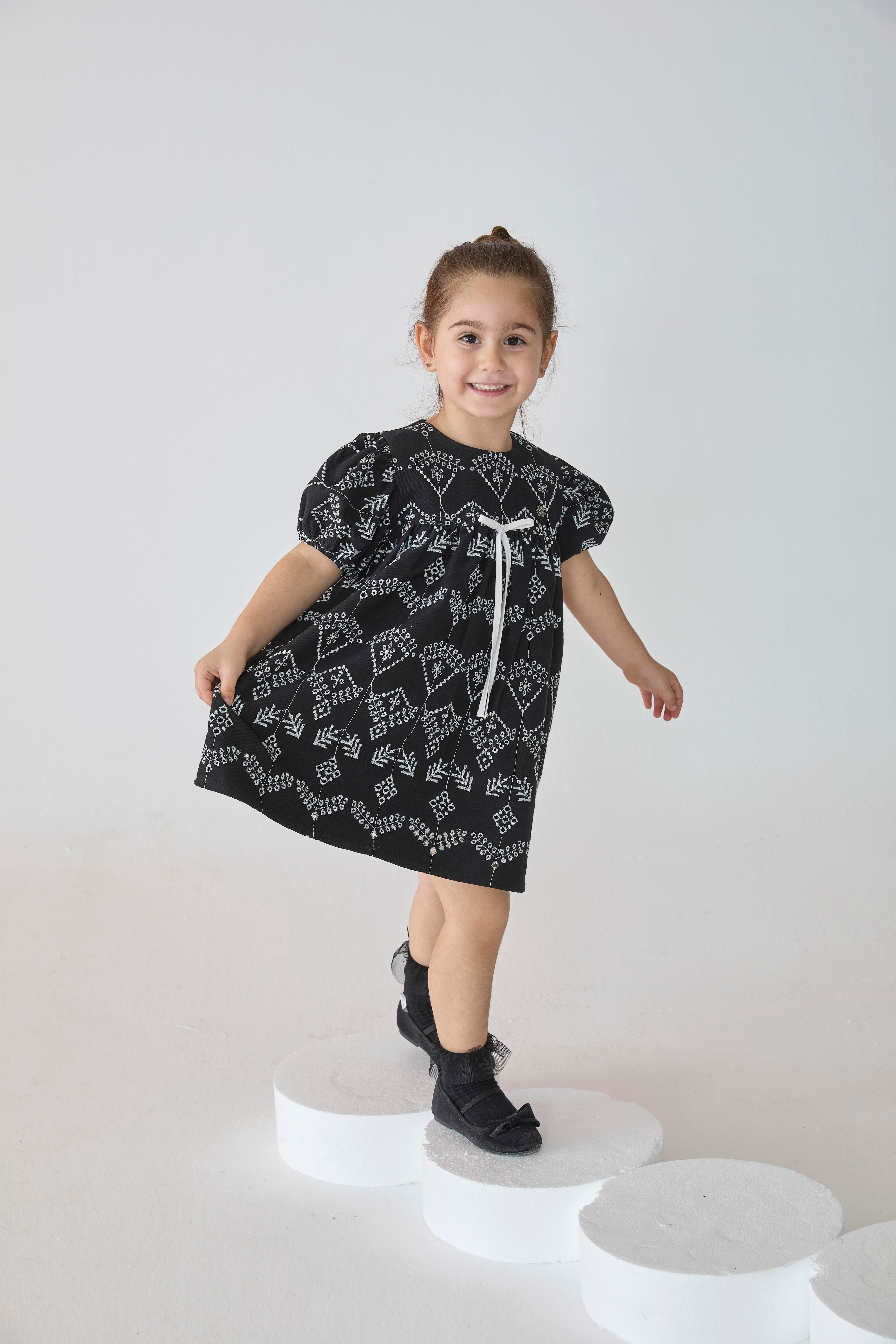 Siyah Pamuklu Brode Etnik Desenli Kız Çocuk Elbise