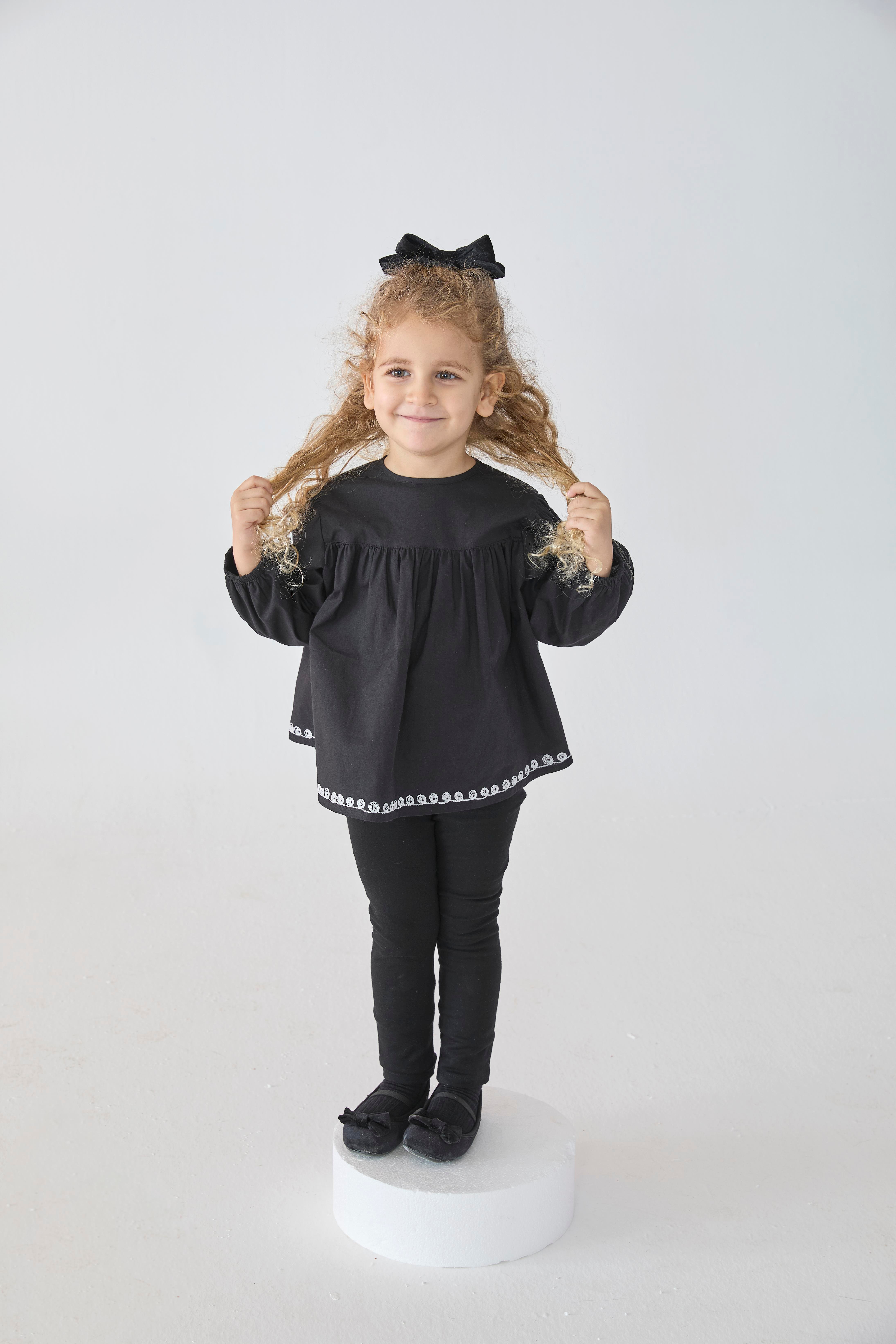 Siyah Nakışlı Pamuklu Kız Çocuk Bluz