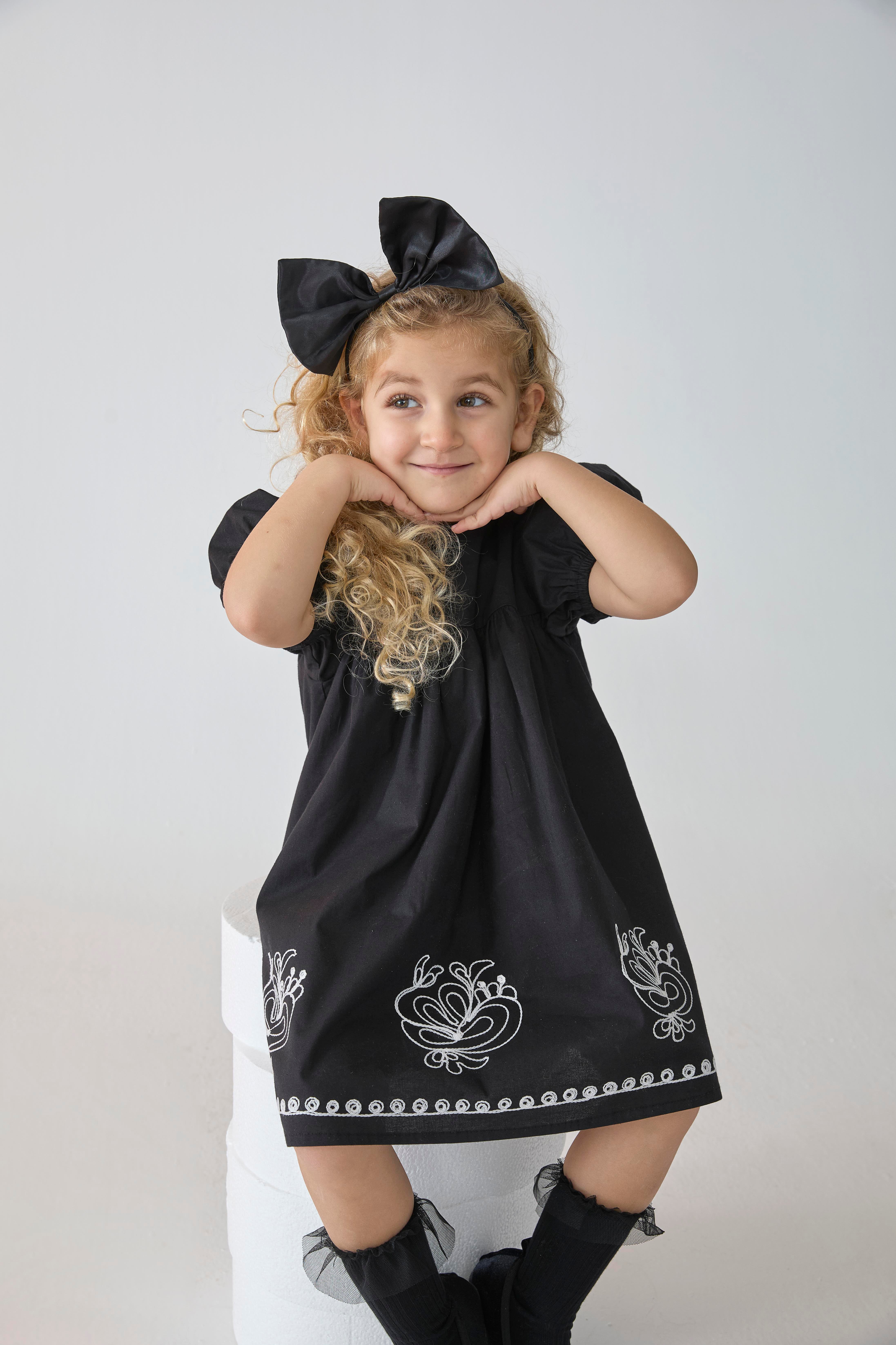 Siyah Nakışlı Pamuklu Kız Çocuk Elbise