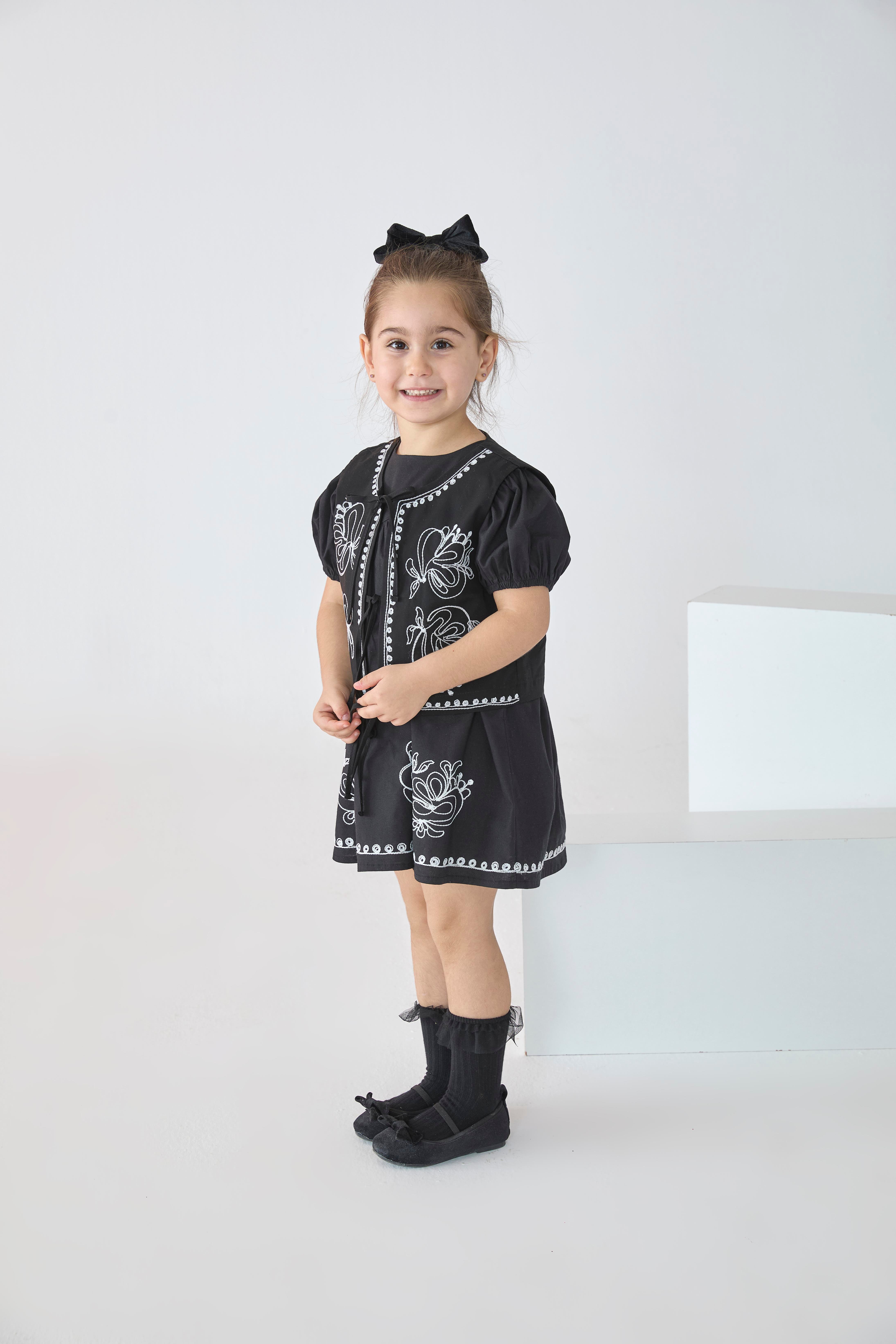 Siyah Nakışlı Pamuklu Kız Çocuk Yelek