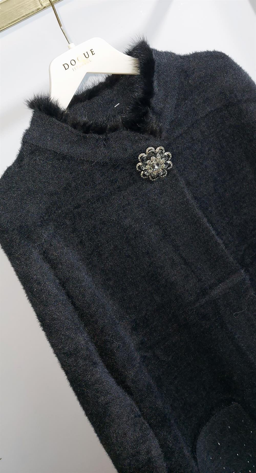Broşlu Angora Kaban - Siyah