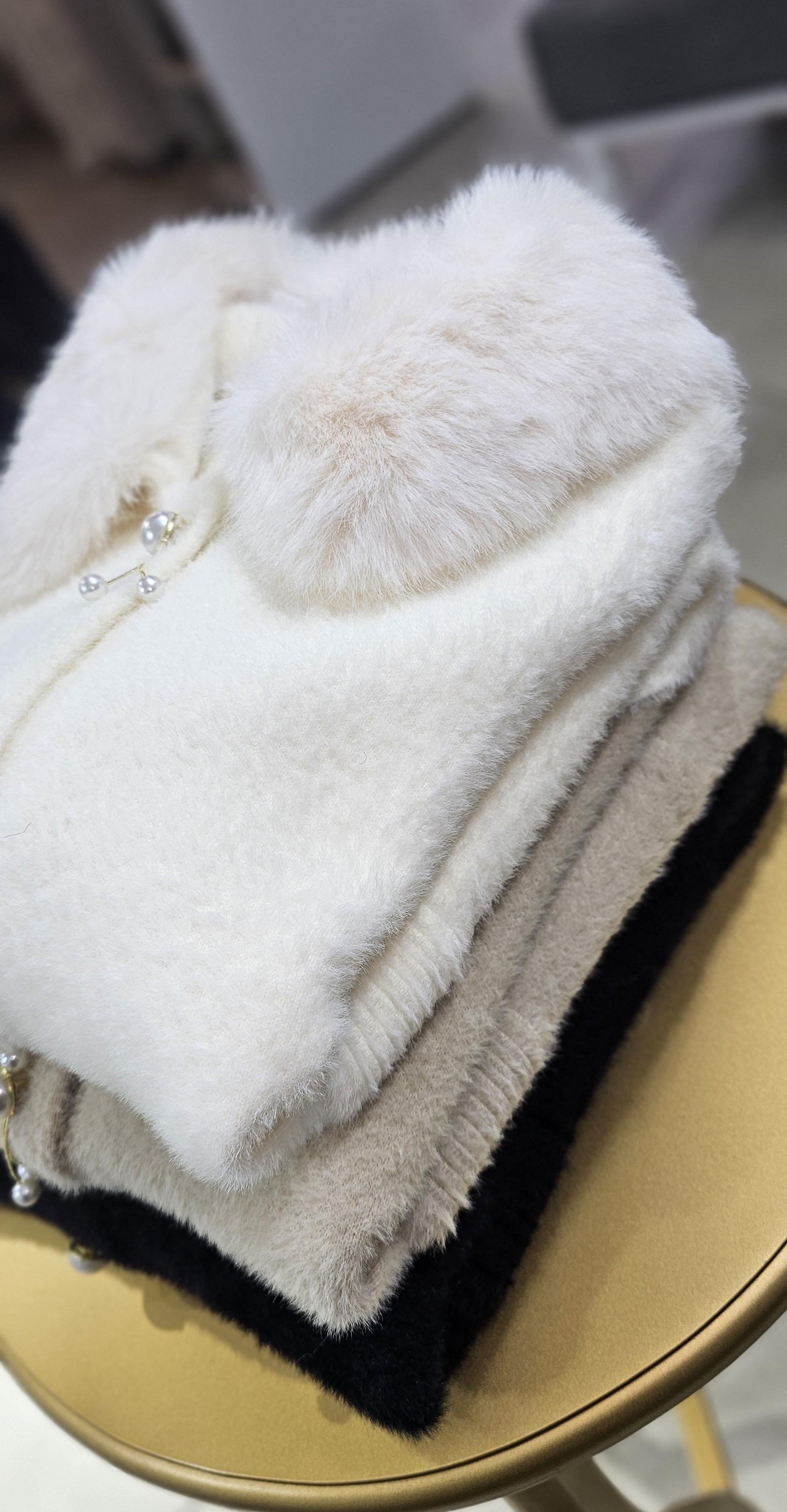 Broşlu Ve Kürklü Angora Hırka