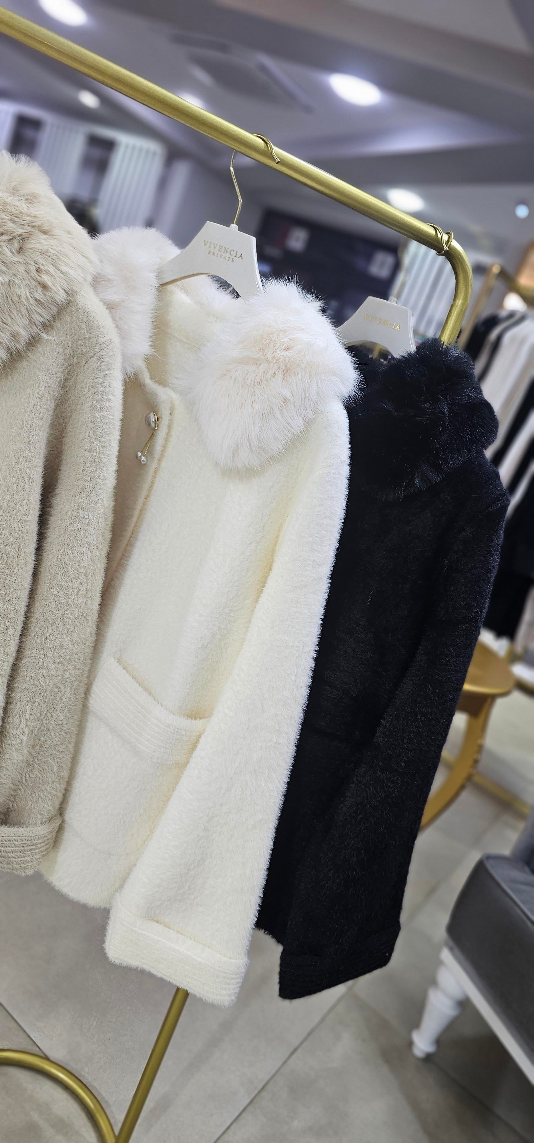 Broşlu Ve Kürklü Angora Hırka