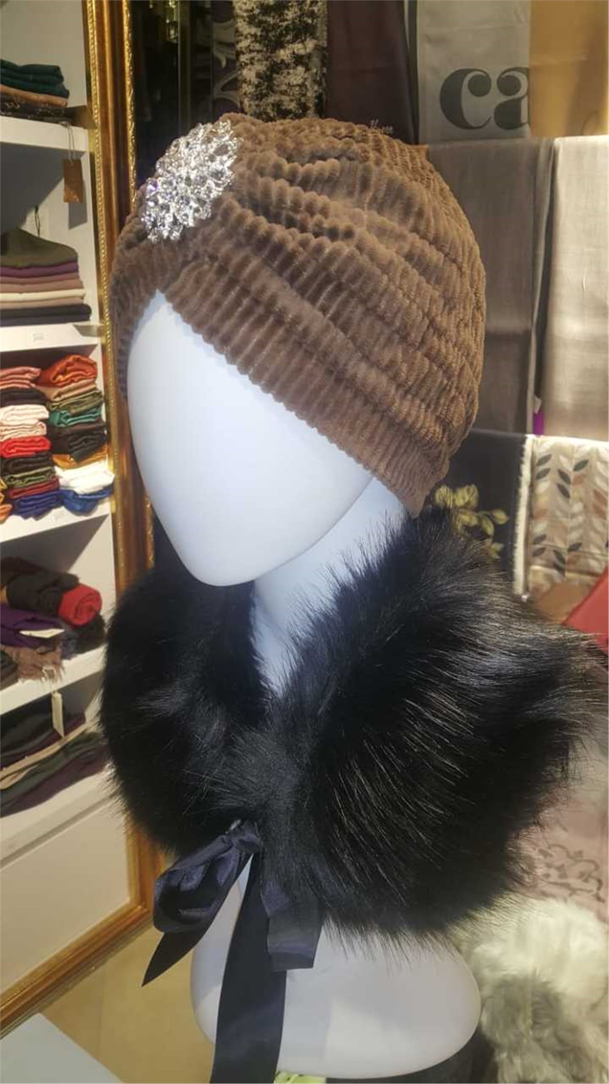 İthal Broşlu Kadife Bone