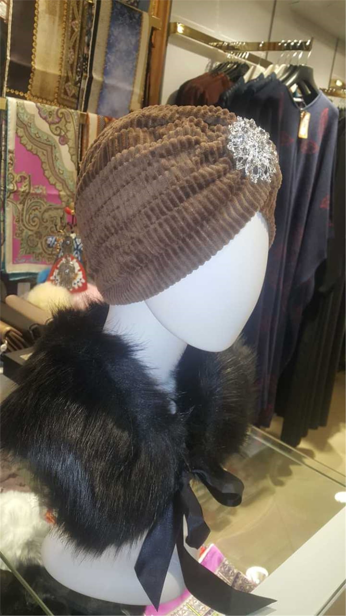 İthal Broşlu Kadife Bone