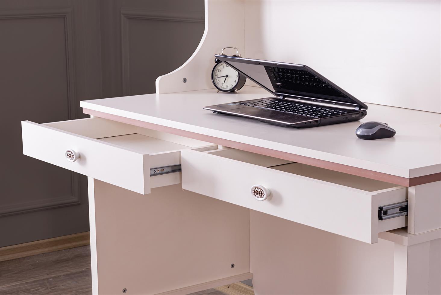 Ezgi Genç Odası Çalışma Masası