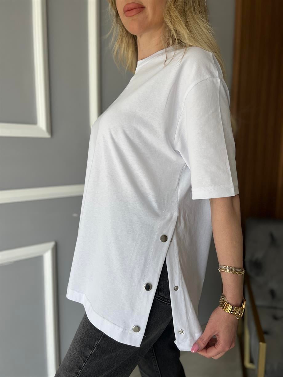 Beyaz Çıtçıt Detaylı Tshirt
