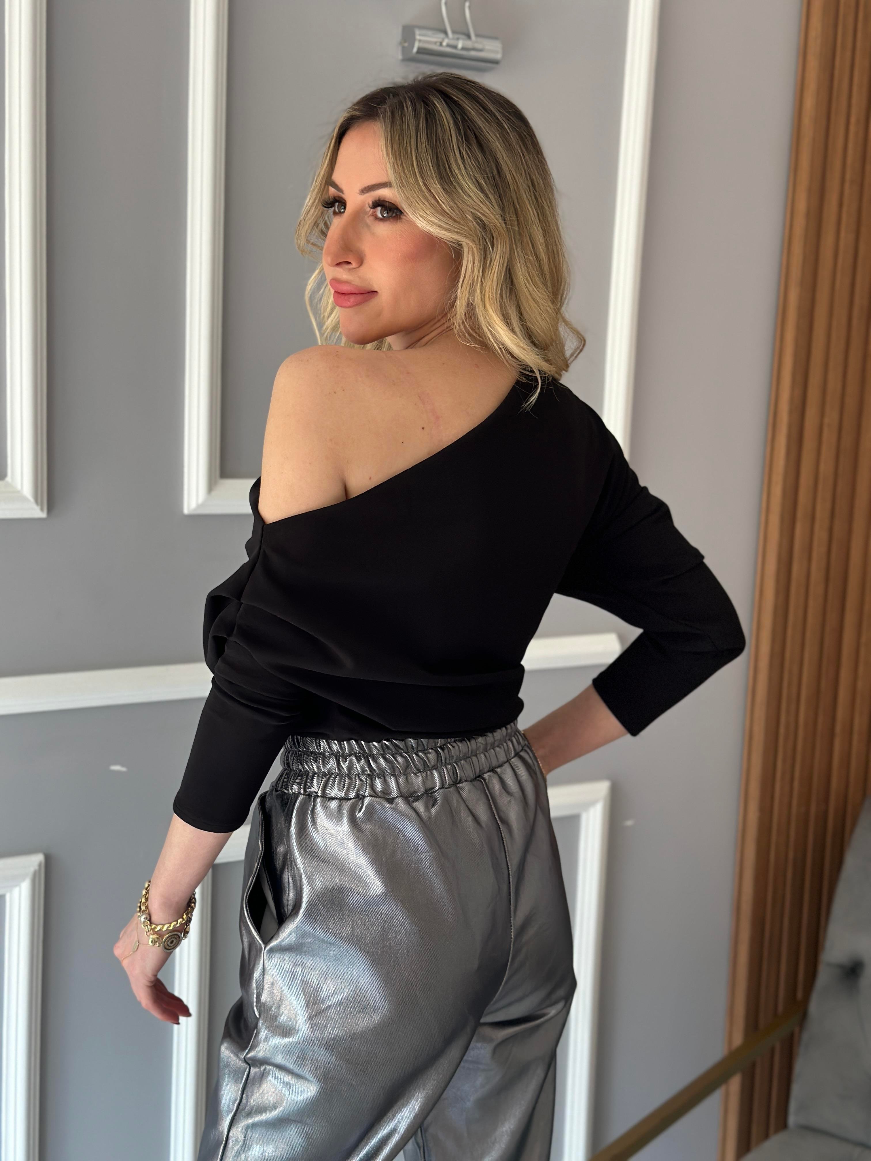 Bluz Omuz Detaylı Siyah