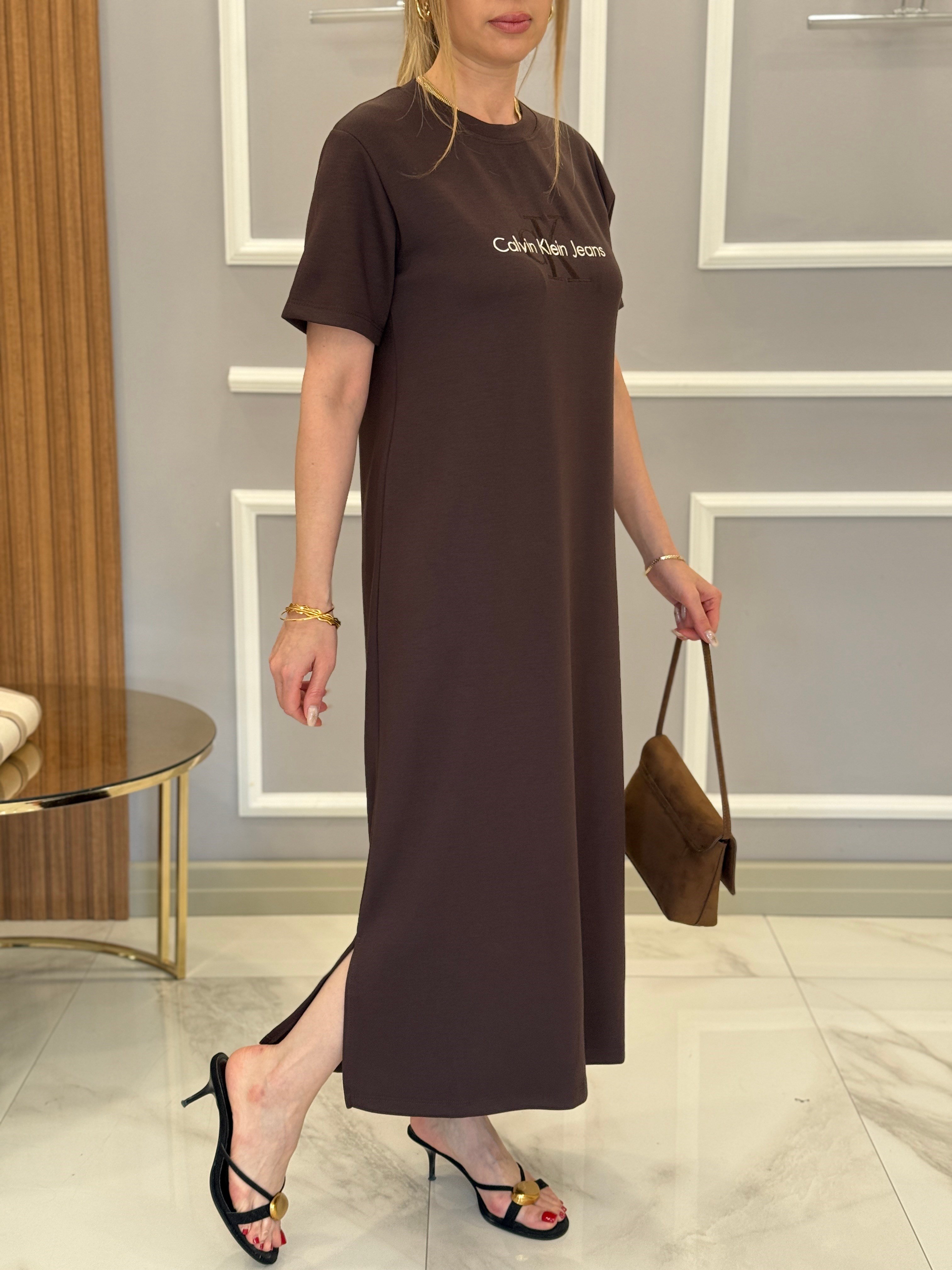 CN Premium Modal Kumaş Nakış Yazılı İki Yırtmaçlı Boyu 120 cm Kahverengi Elbise 