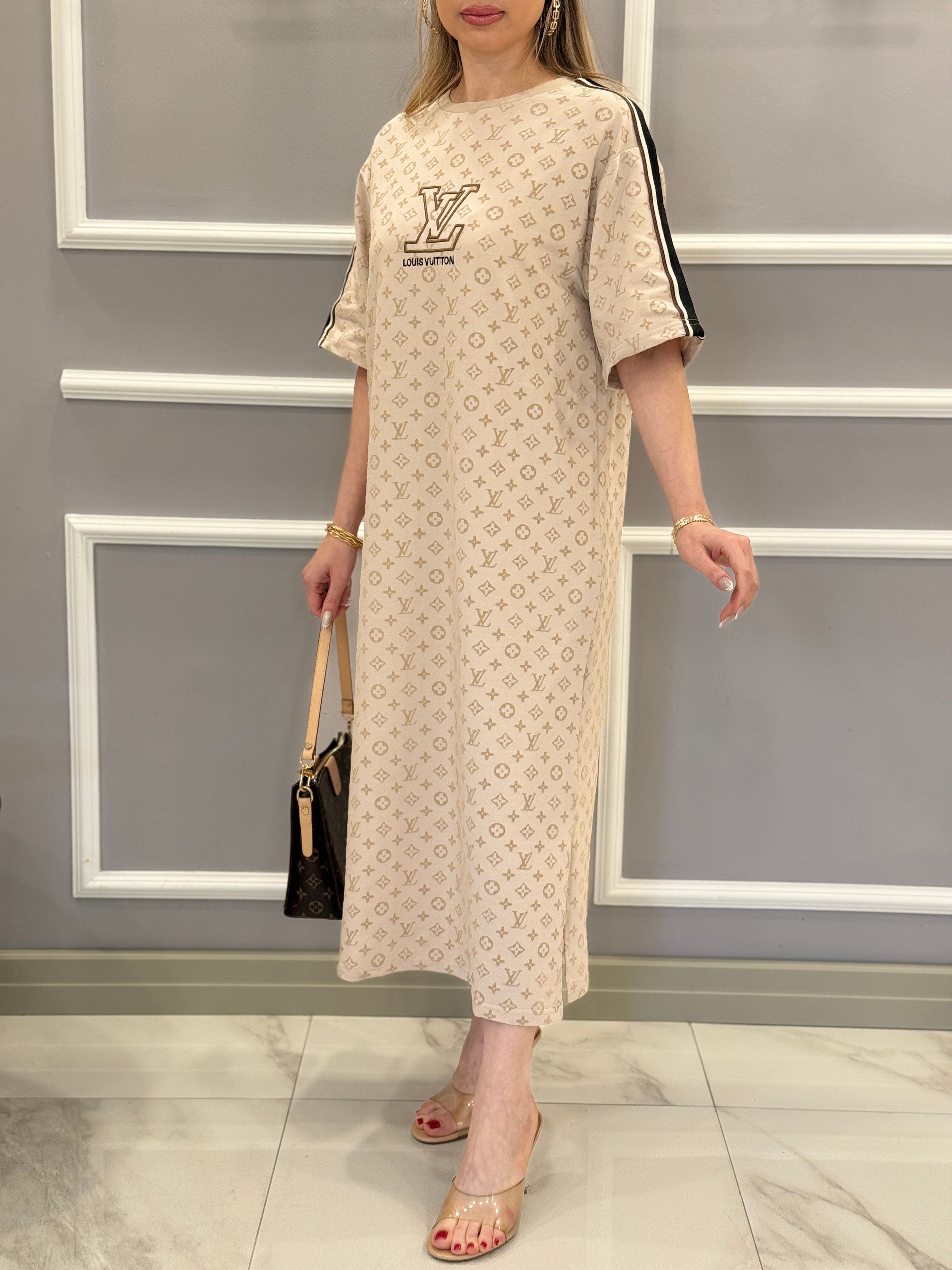 LN Premium Boyu 116cm Yandan Tek Yırtmaçlı Kendinden Desenli Oversize Vizon Elbise 