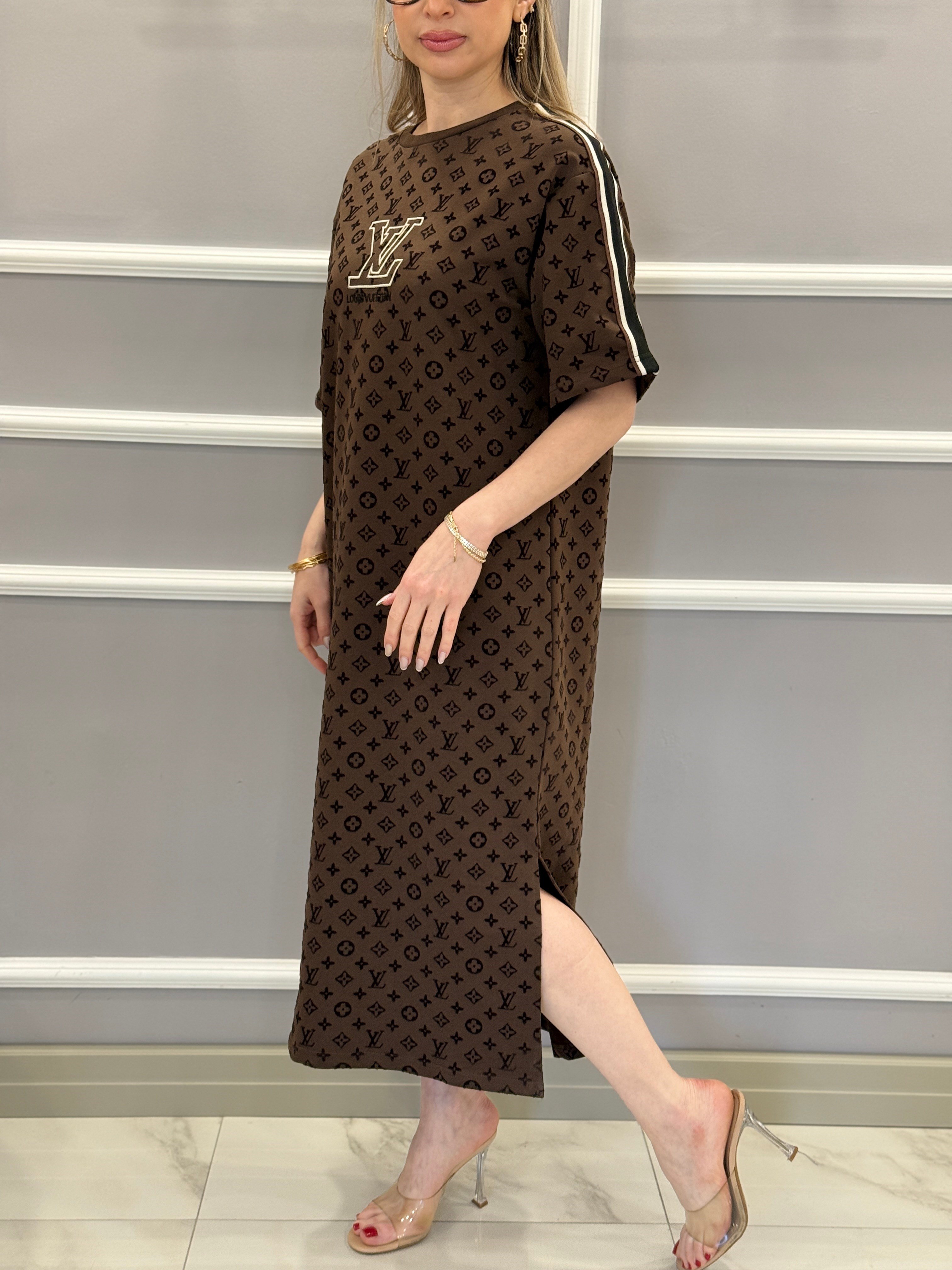 LN Premium Boyu 116cm Yandan Tek Yırtmaçlı Kendinden Desenli Oversize Kahverengi Elbise