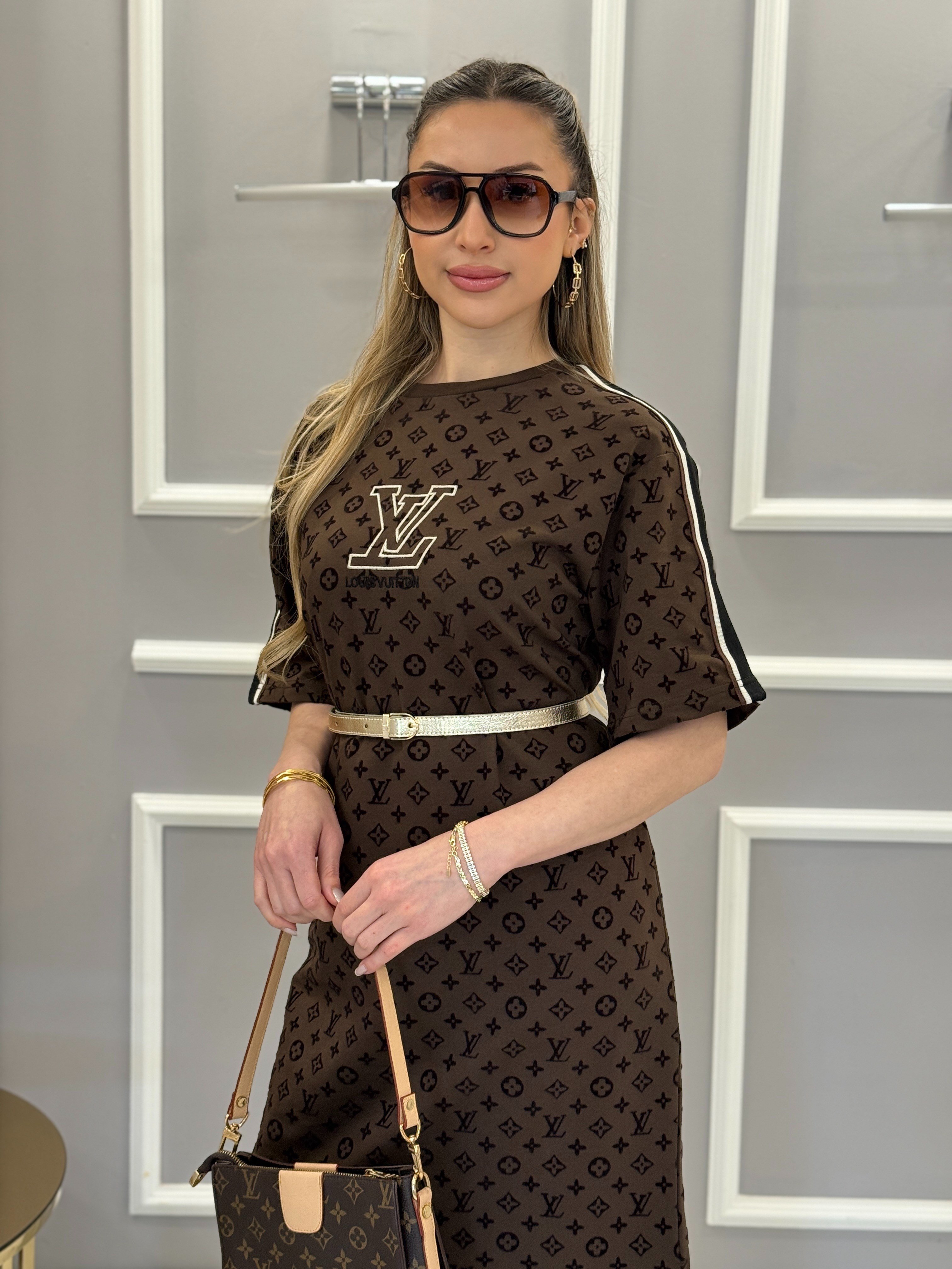 LN Premium Boyu 116cm Yandan Tek Yırtmaçlı Kendinden Desenli Oversize Kahverengi Elbise